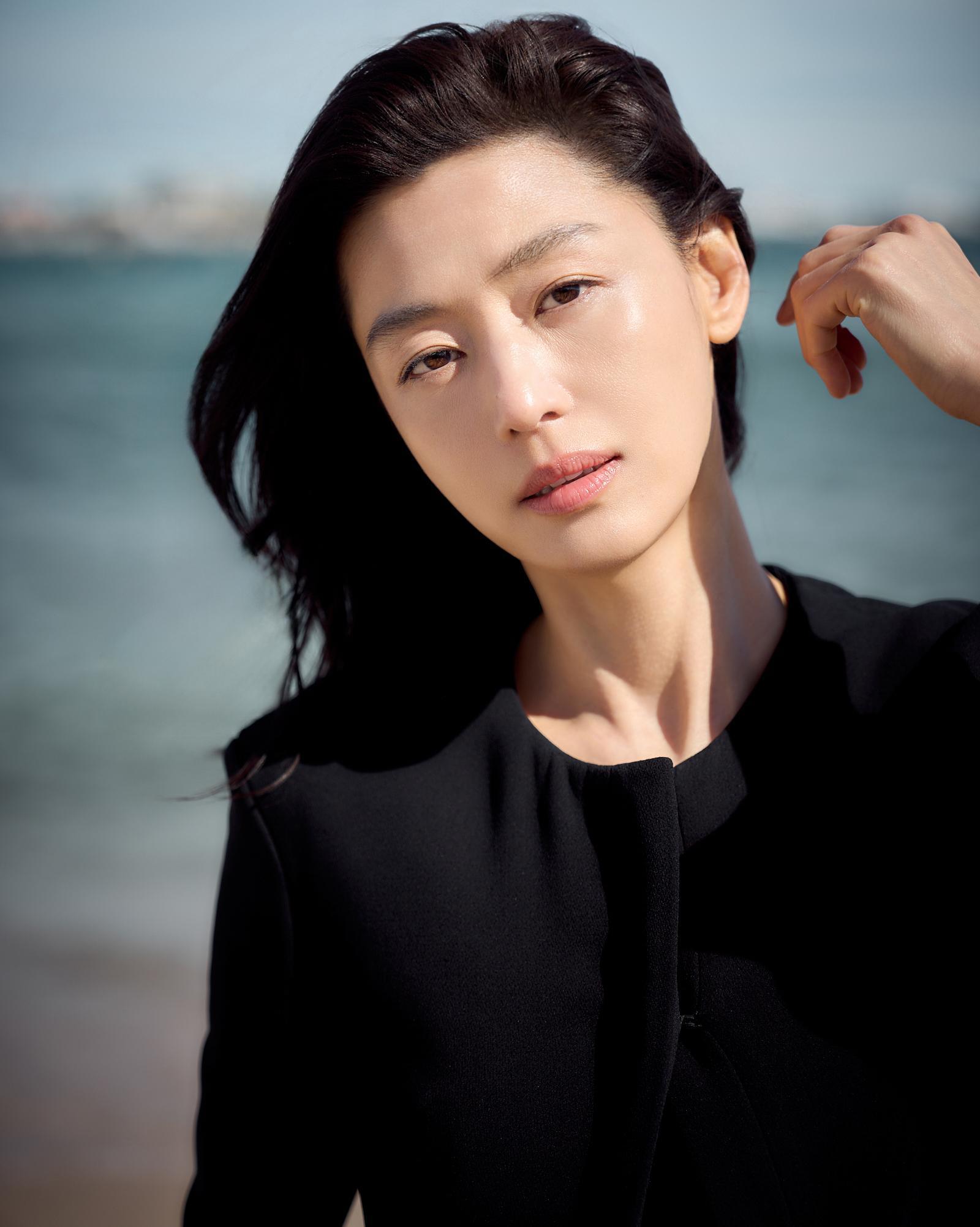 전지현 배우는 “나이가 들수록 잘생기고 예쁘다는 것보다는 그 사람이 어떻게 사는지가 더 중요해 보인다”면서 “그래서 거울을 매일 보며 신경 쓰진 않는다”며 웃었다. 쇼박스 제공