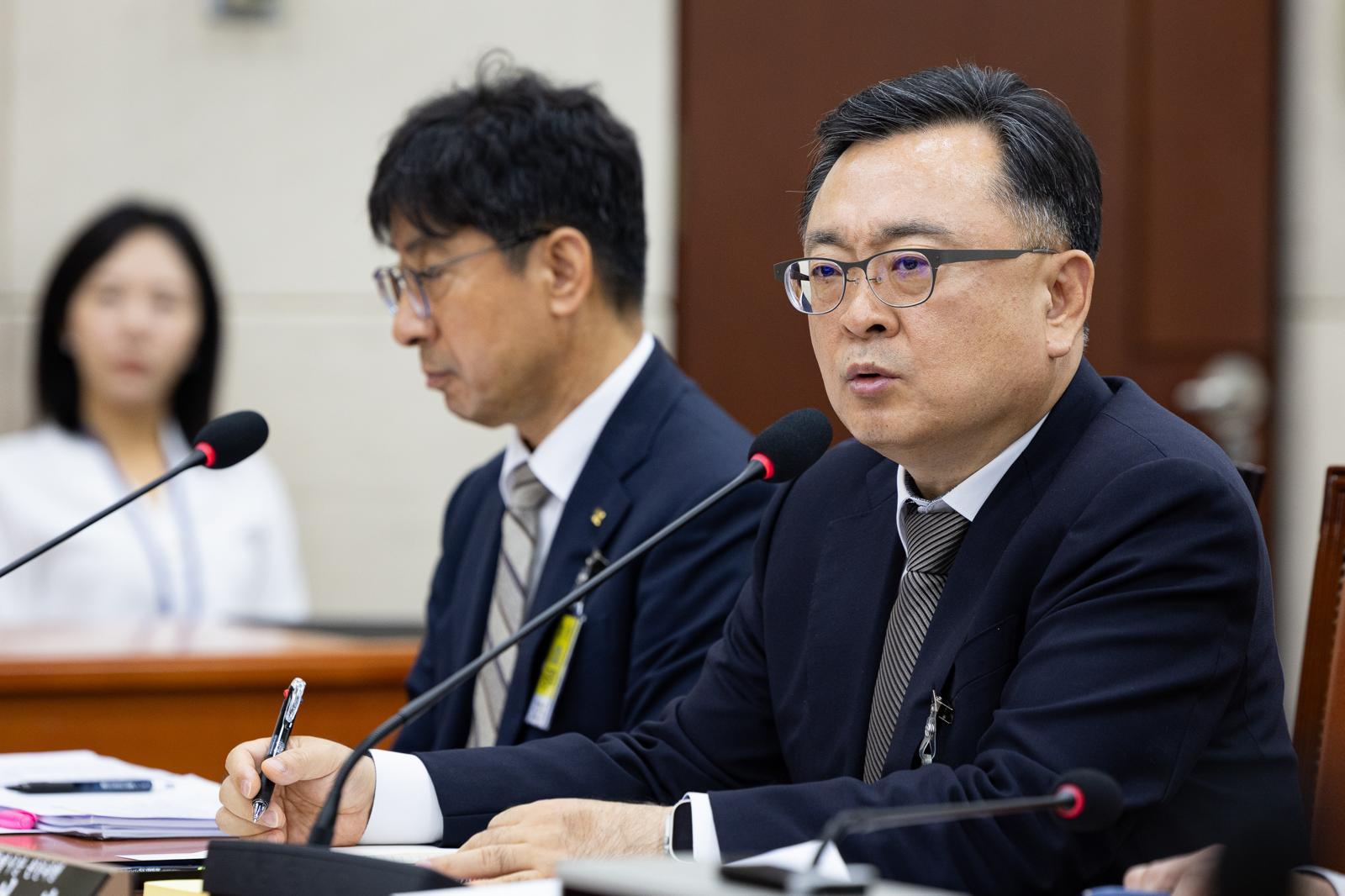 김성보 서울특별시장 권한대행(부시장)이 26일 서울 여의도 국회에서 열린 제435회 국회(임시회) 행정안전위원회 제2차 전체회의 서울시 감사의정원 논란 및 GTX-A 삼성역 철근누락 관련 현안질의에서 의원질의에 답하고 있다. 2026.5.26 뉴스1