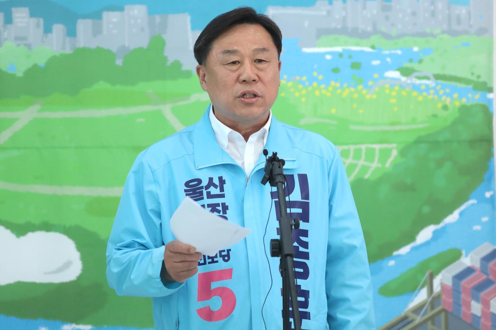 김종훈 진보당 울산시장 후보가 25일 울산 남구 소재 자신의 선거사무소에서 기자회견을 열고 단일화 여론조사 중단과 관련한 입장을 밝히고 있다. 2026.5.25 뉴스1