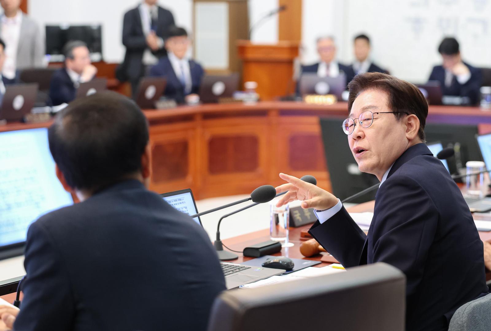 이재명 대통령이 26일 청와대에서 열린 국무회의에서 구윤철 부총리 겸 재정경제부 장관과 대화하고 있다. 2026.05.26 뉴시스