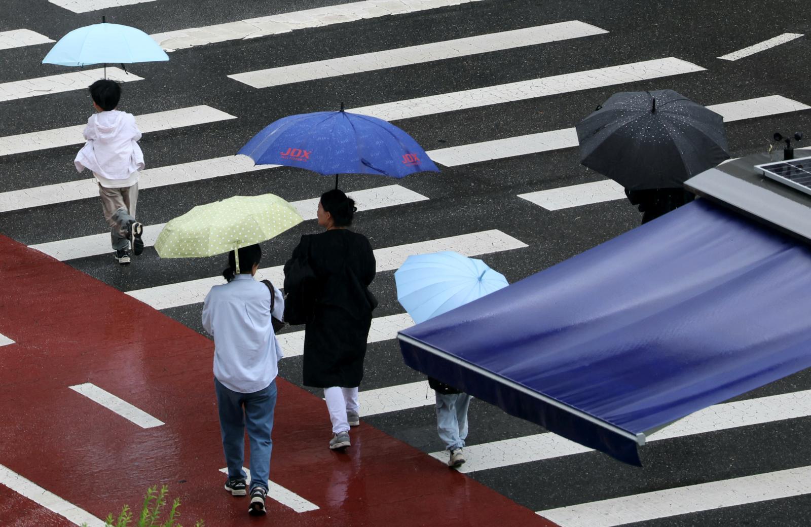 “우산 챙기세요”…전국 흐리고 비, 제주는 최대 250㎜
