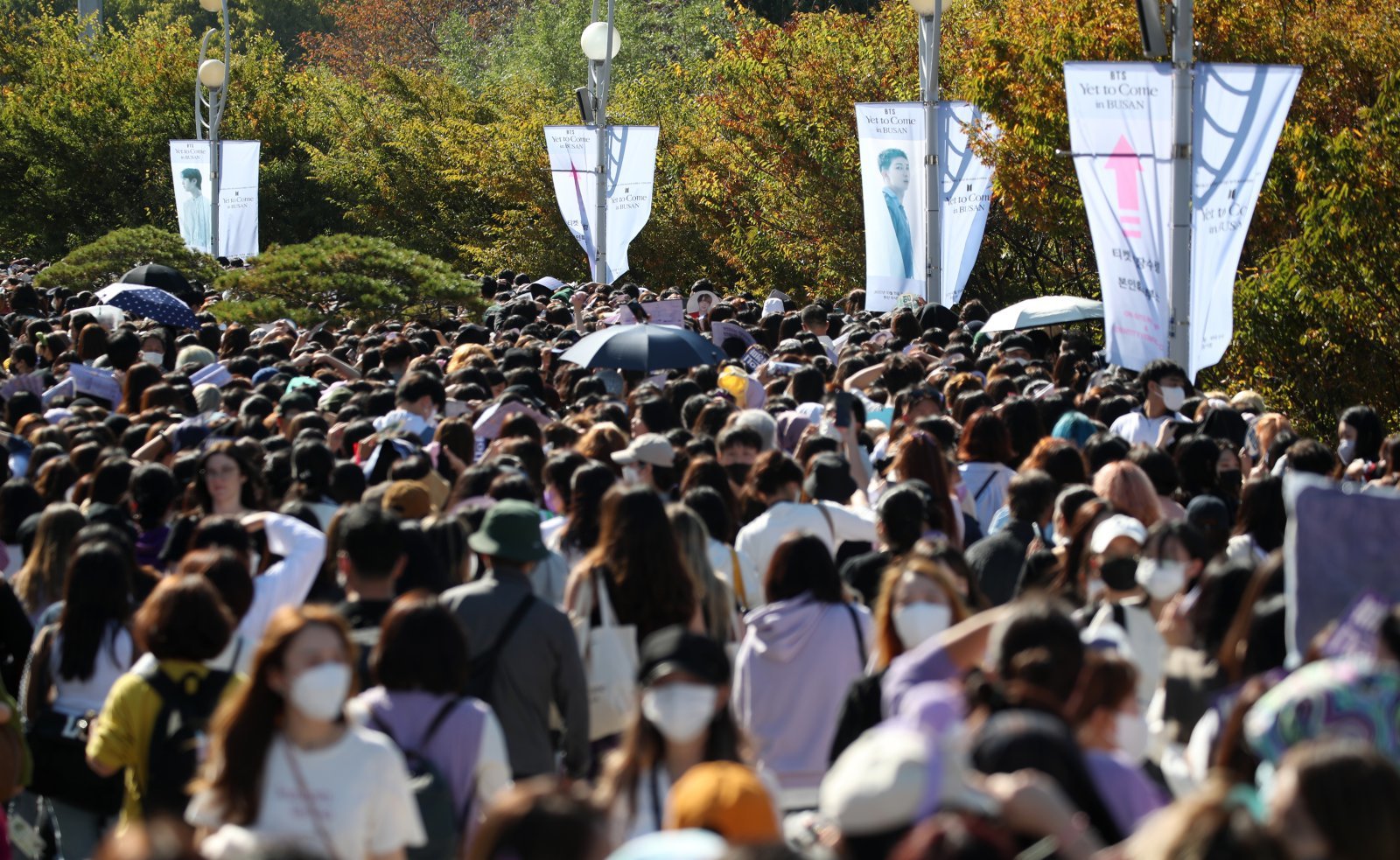 지난 2022년, 2030 부산세계박람회 유치를 기원하는 방탄소년단(BTS) 콘서트 ‘옛 투 컴 인 부산’(Yet To Come in Busan)이 열리는 15일 부산 연제구 아시아드주경기장에 공연을 보러온 아미들로 북적이고 있다. 2022.10.15 ⓒ 뉴스1