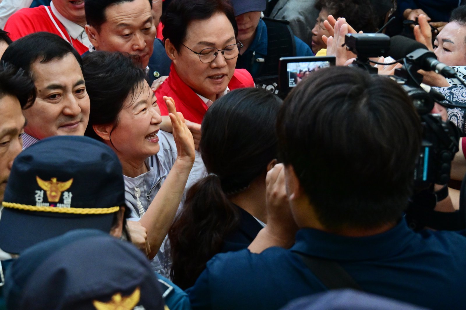 박근혜, 대구·충청 이어 경남 진주 방문…중앙시장서 국힘 후보 지원