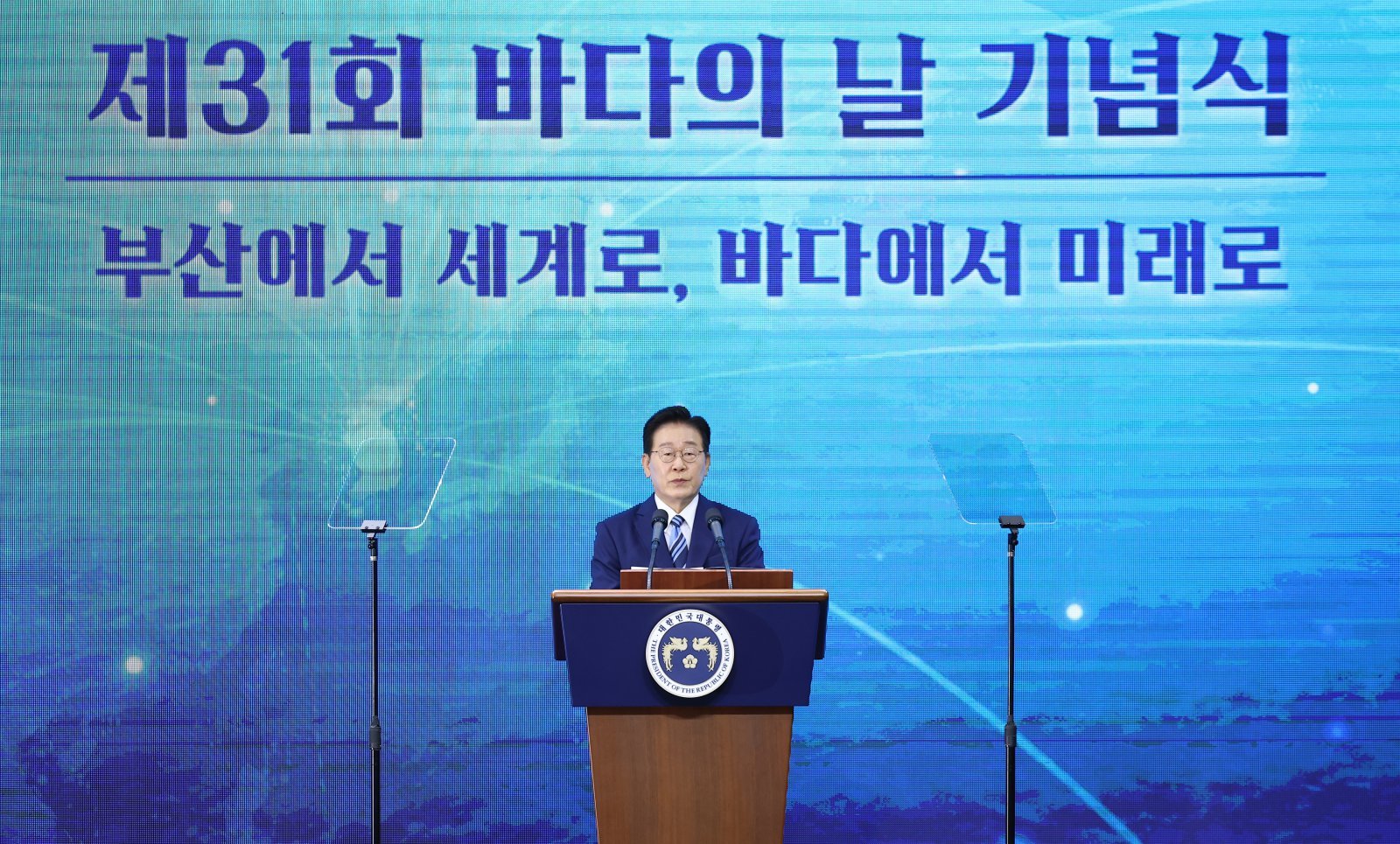 이재명 대통령이 27일 부산 영도구에서 열린 제31회 바다의날 기념식에서 기념사를 하고 있다. (청와대통신사진기자단) 2026.5.27 뉴스1