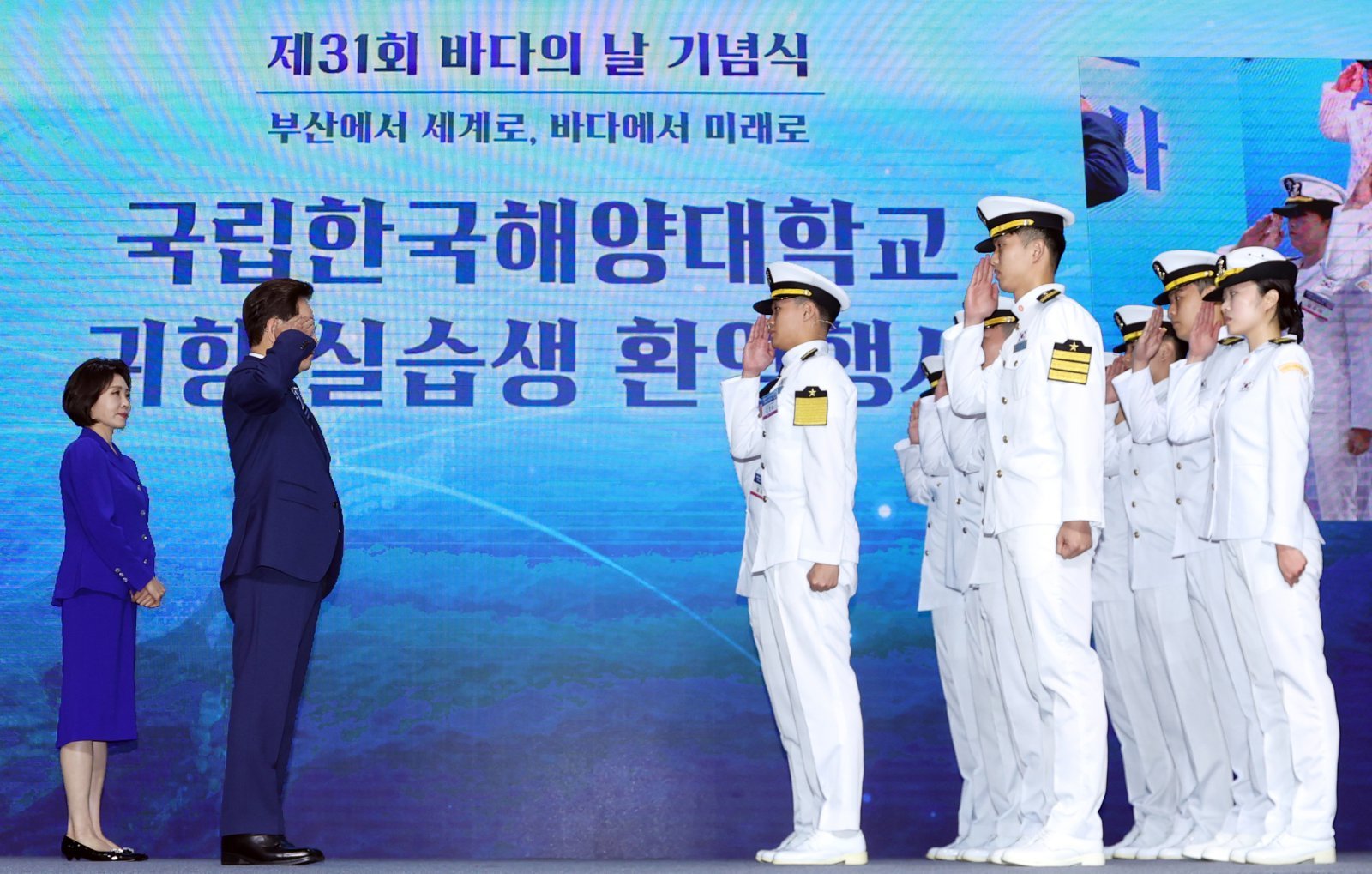 이재명 대통령이 27일 부산 영도구에서 열린 제31회 바다의 날 기념식에서 해양대 실습생 귀항 보고를 받으며 경례하고 있다. 2026.05.27 부산=뉴시스