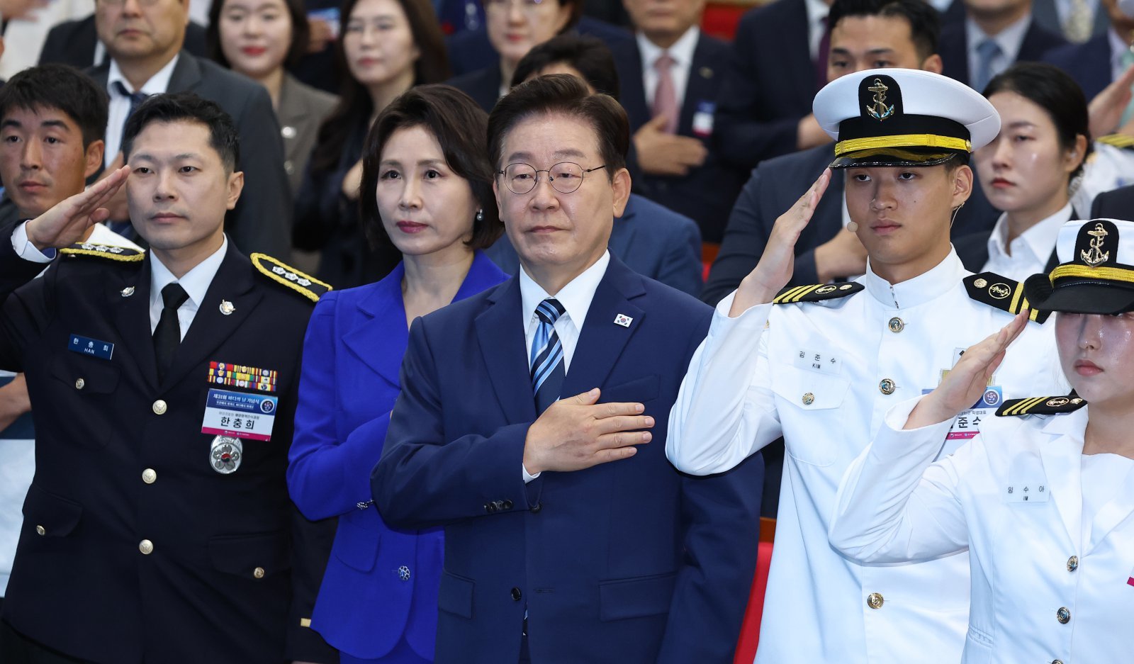 이재명 대통령과 김혜경 여사가 27일 부산 영도구에서 열린 제31회 바다의 날 기념식에서 참석자들과 국민의례를 하고 있다. 2026.05.27 부산=뉴시스