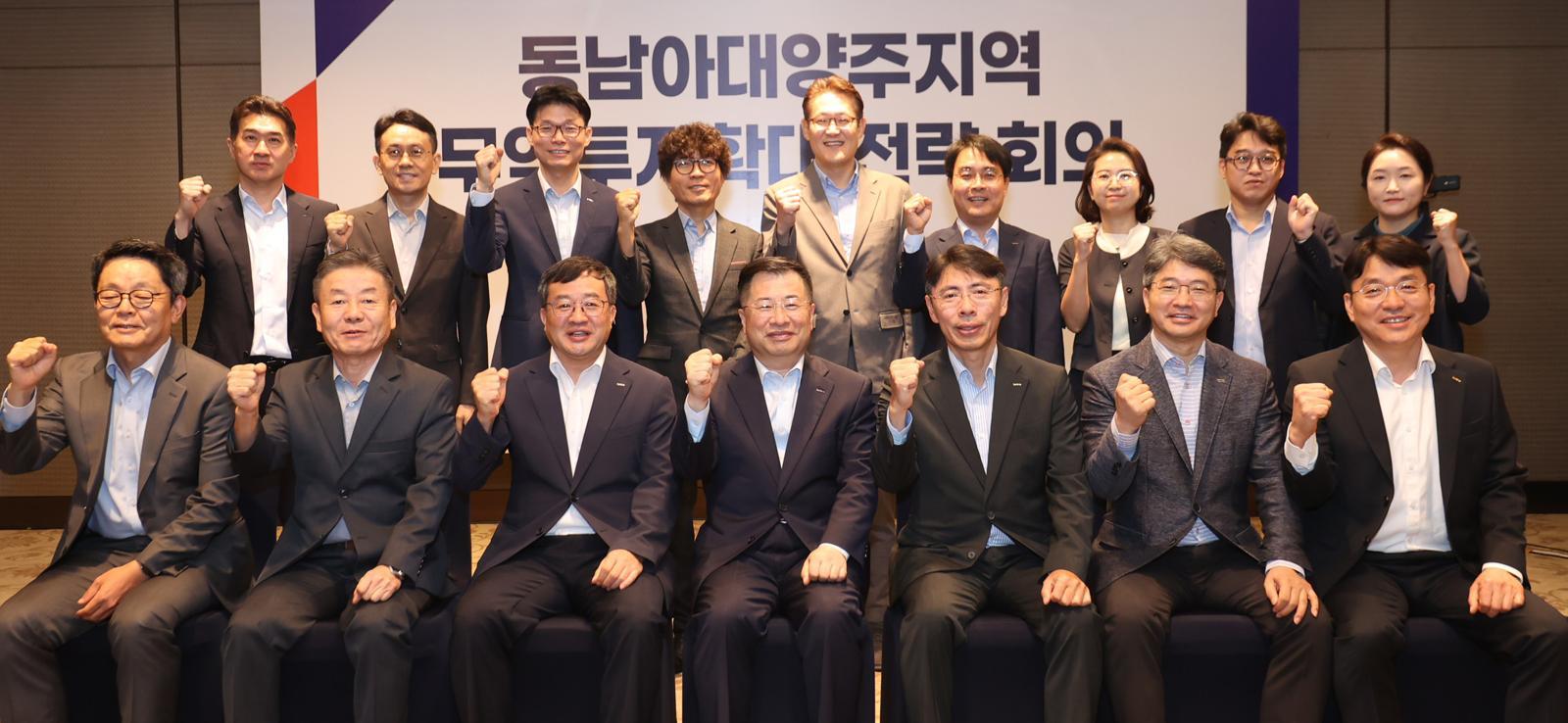 코트라는 지난 21일 베트남 호찌민에서 강경성 코트라 사장(앞줄 왼쪽에서 네 번째) 주재로 ‘2026 동남아대양주 무역투자확대 전략회의’를 개최했다. 사진은 ‘2026 동남아대양주 무역투자확대 전략회의’에서 구본경 코트라 동남아대양주 지역본부장(앞줄 왼쪽에서 세 번째)을 비롯한 참석자들이 기념사진을 촬영하고 있는 모습. 코트라 제공