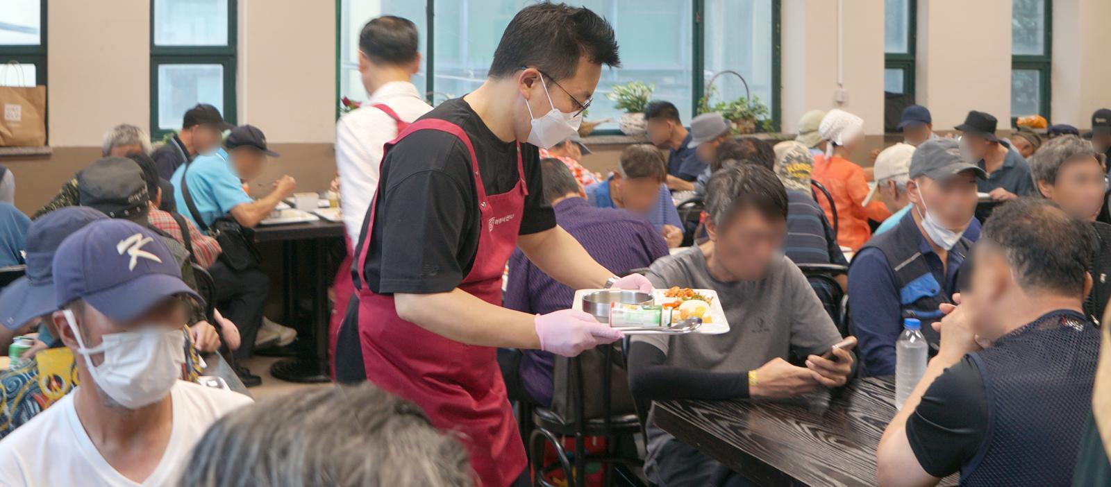 이랜드복지재단이 운영하는 무료급식소 ‘아침애만나’에서 배식하고 있는 봉사자. 이랜드 제공