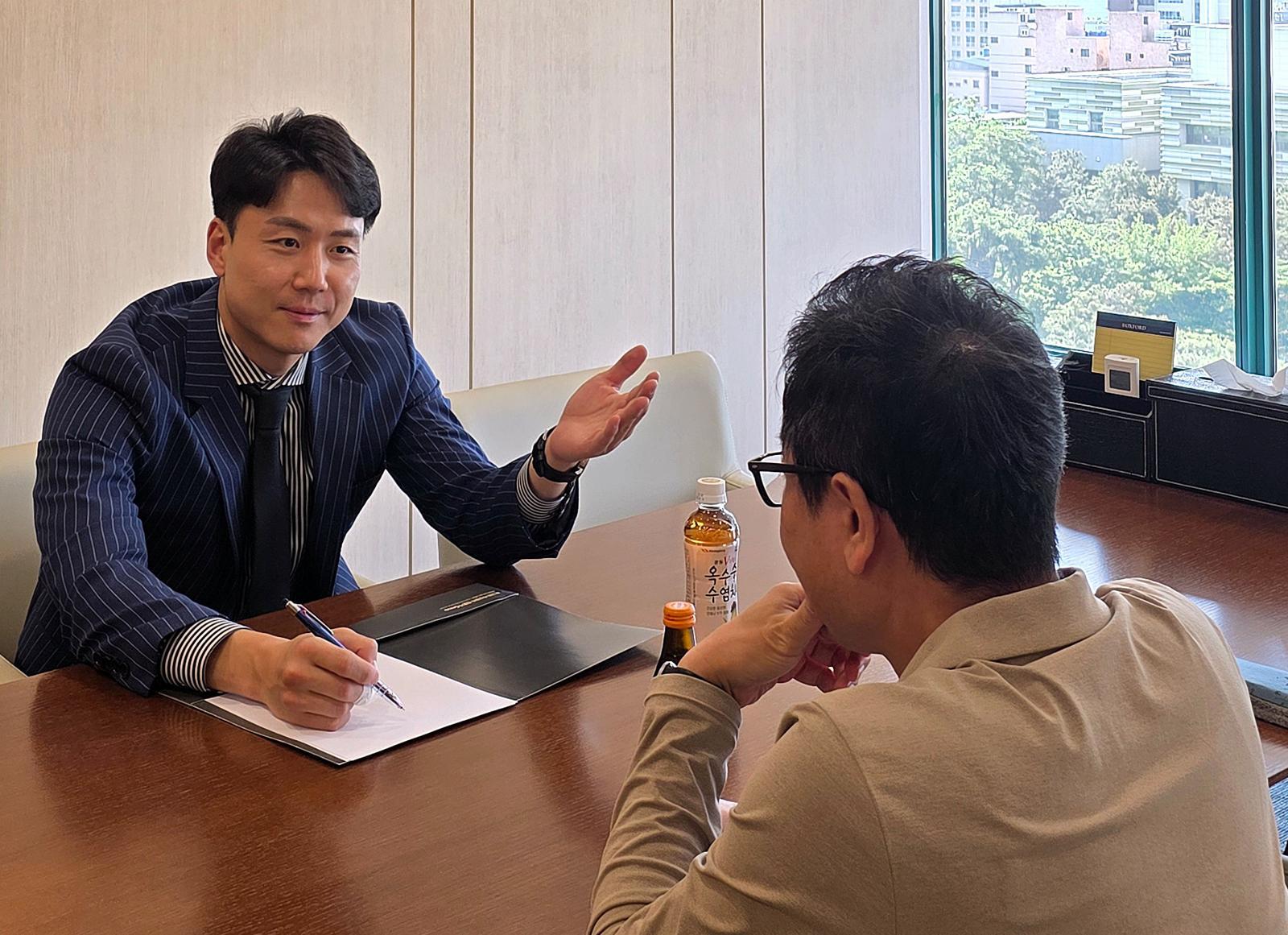 김건하 한화생명 대구지역WM센터 세무사(왼쪽)가 고객에게 개인사업자 종합소득세 절세 방법을 설명하고 있다. 한화생명 제공