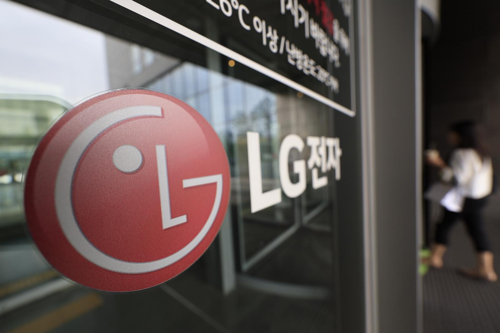 27일 서울시 강서구 LG전자 마곡업무센터에서 직원들이 드나들고 있다. 이날 LG전자 마곡업무센터에서 칼부림 사건이 발생해 2명이 각각 칼에 찔려 병원으로 이송됐다. 2026.5.27. 뉴스1