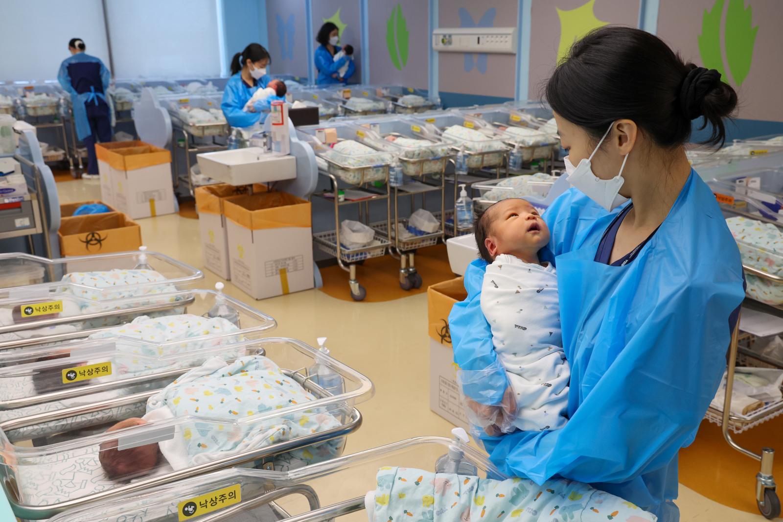 경기 고양시 차의과학대학교 일산차병원 신생아실. 뉴스1
