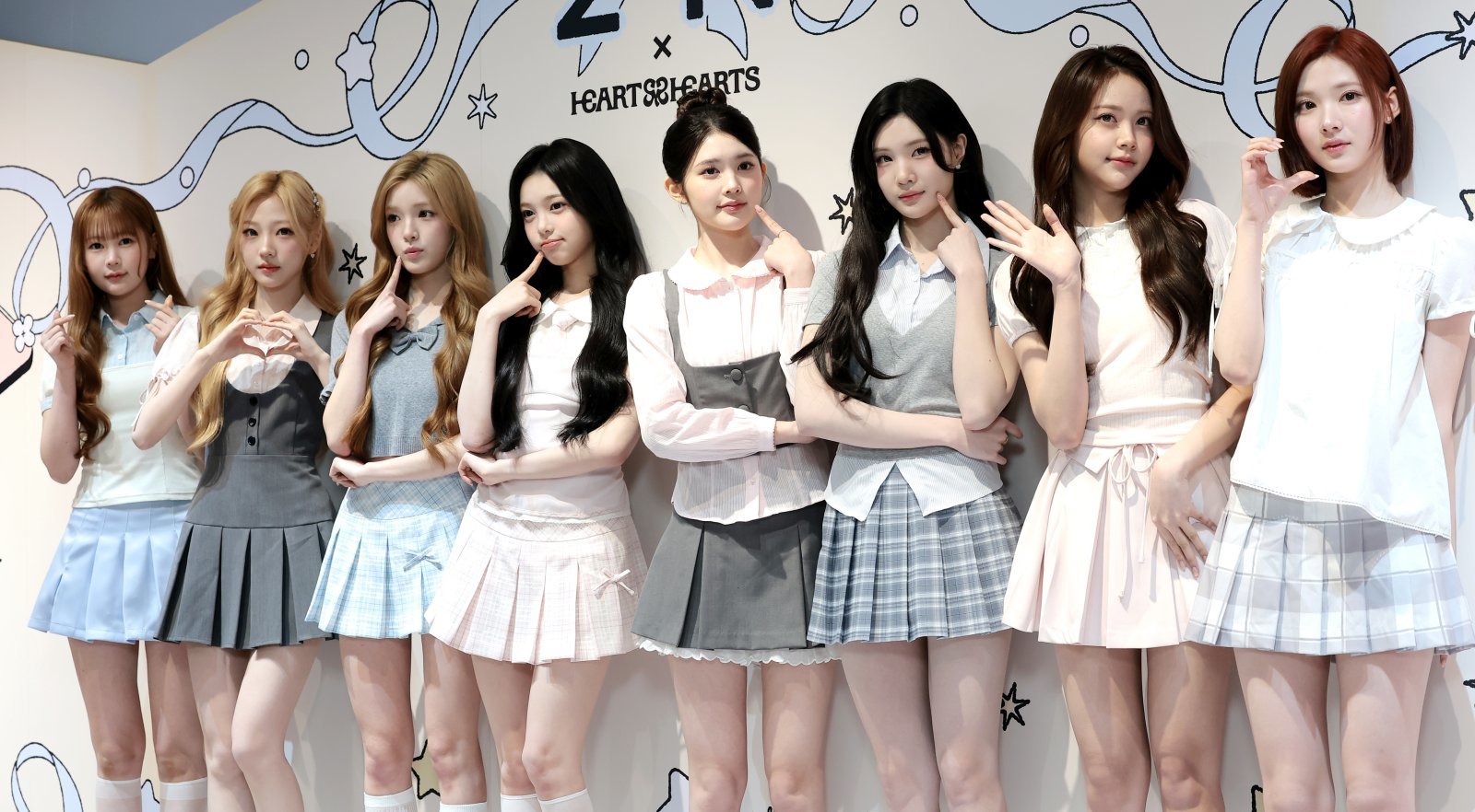 하츠투하츠(Hearts2Hearts) 예온(왼쪽부터)과 스텔라, 유하, 이안, 에이나, 주은, 카르멘, 지우가 16일 서울 성동구 LECT에서 열린 메이크업 브랜드 ‘투에이엔(2aN) 스쿨 인 성수’ 팝업스토어 오픈 행사에 참석해 포즈를 취하고 있다. 2026.4.16 ⓒ 뉴스1