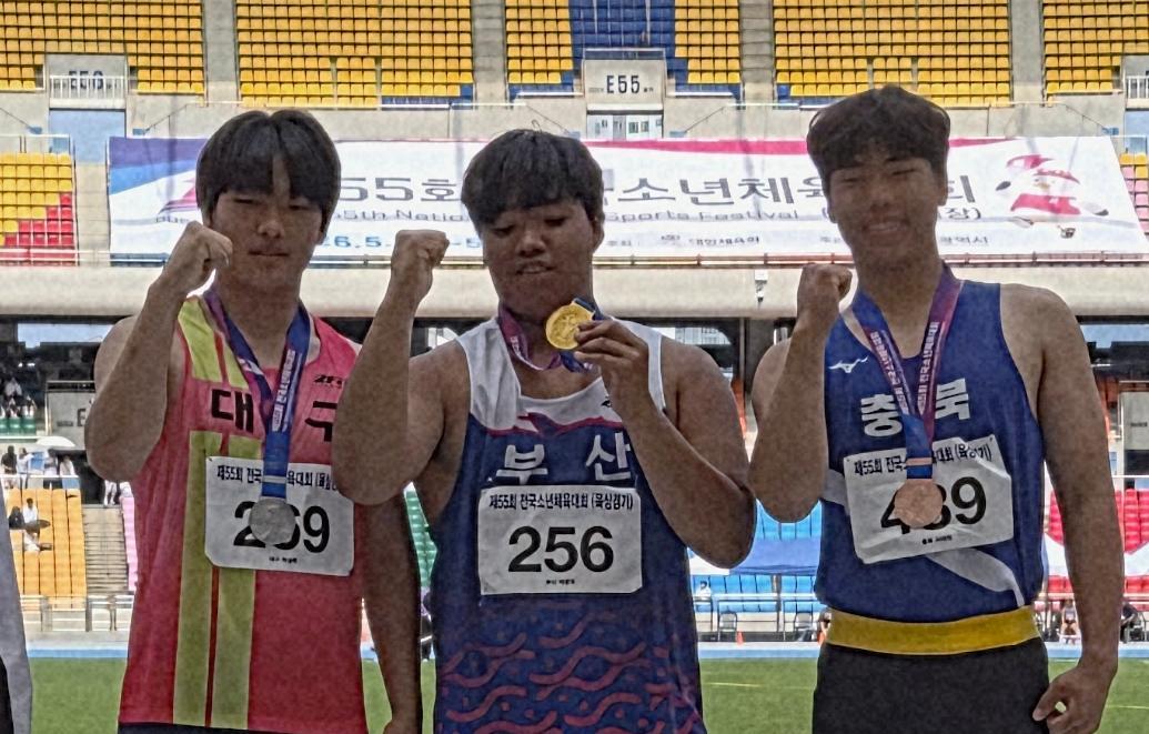 제55회 전국소년체육대회(소년체전) 육상경기의 원반던지기 종목에서 금메달을 거머쥔 박관우 선수(가운데) 시상대에 올라 포즈를 취하고 있다. 부산시육상연맹 제공