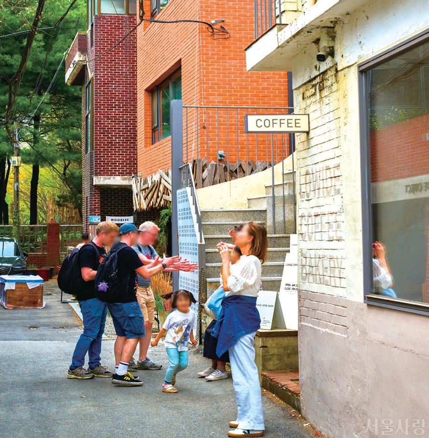 서울 성동구 성수동 풍경. 옛 건물과 카페, 상점, 골목이 어우러지며 독특한 리듬을 만들어낸다. 사진 출처 서울사랑 홈페이지