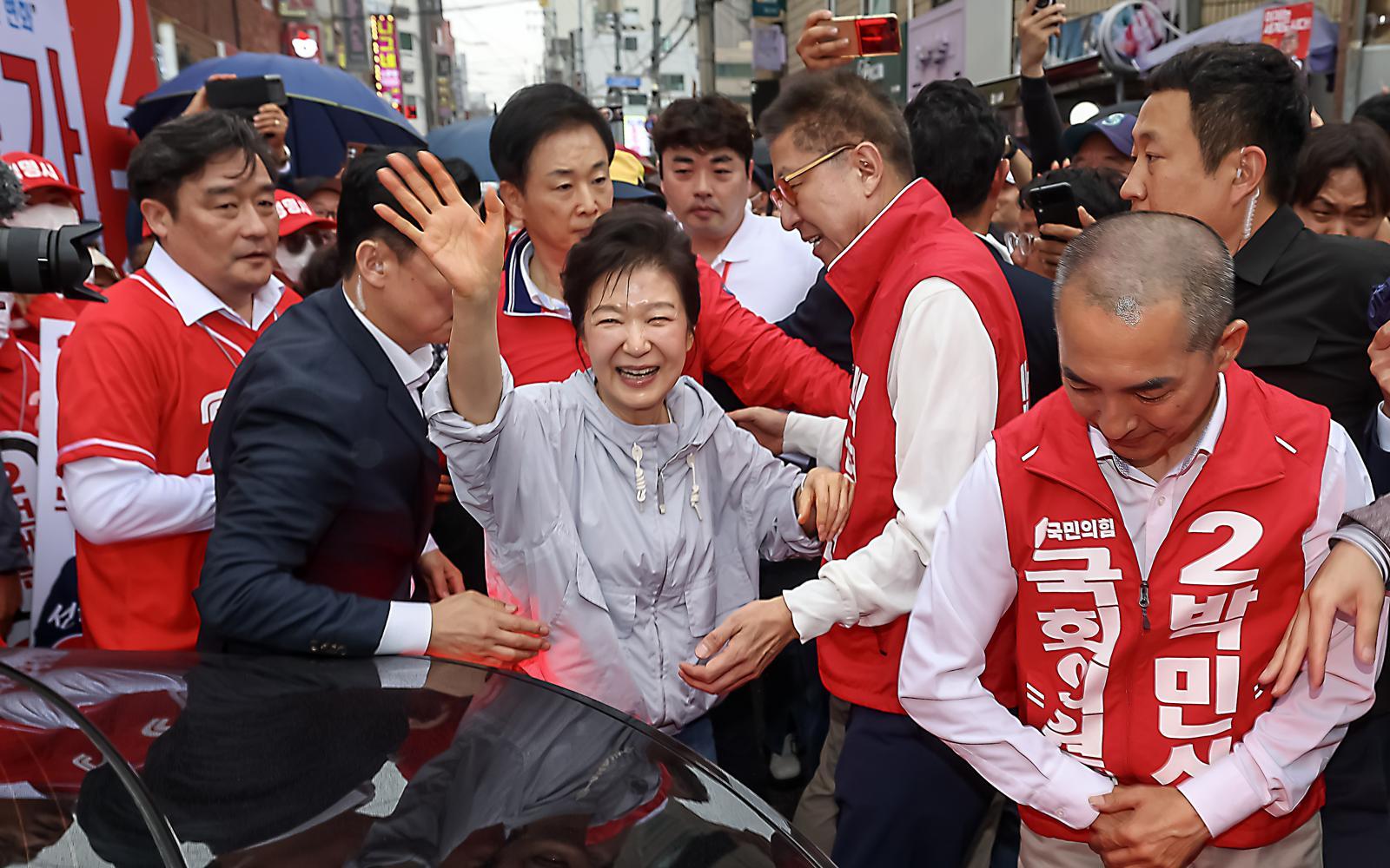 박근혜 전 대통령이 27일 부산 기장군 기장시장을 방문해 시민들과 인사를 나누고 있다. (공동취재) 2026.5.27/뉴스1
