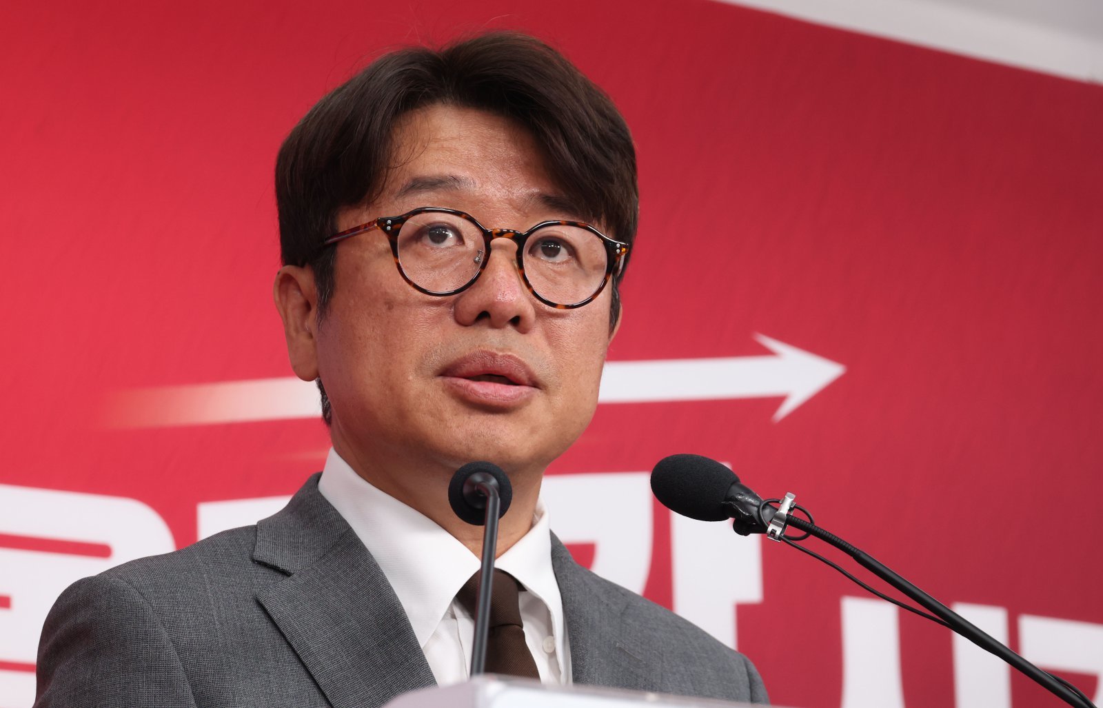 유의동 국민의힘 평택을  국회의원 재선거 후보가 25일 오전 서울 여의도 중앙당사에서 열린 ‘김용남 평택을 더불어민주당 후보의 차명 대부업 의혹’ 관련 긴급기자회견에서 발언을 하고 있다. 2026.05.25 [서울=뉴시스]