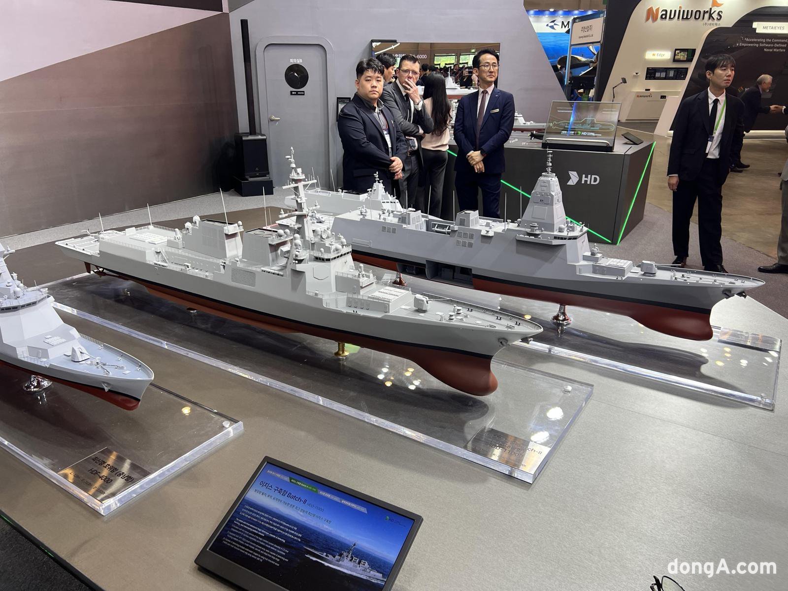 HD현대중공업 이지스 구축함(KDX-III Batch-II) 1번함 ‘정조대왕함(HDD-11000)’ 모형(왼쪽)과 한국형 차기 구축함(KDDX) ‘HDD-9000’ 모형. 황소영 기자 fangso@donga.com