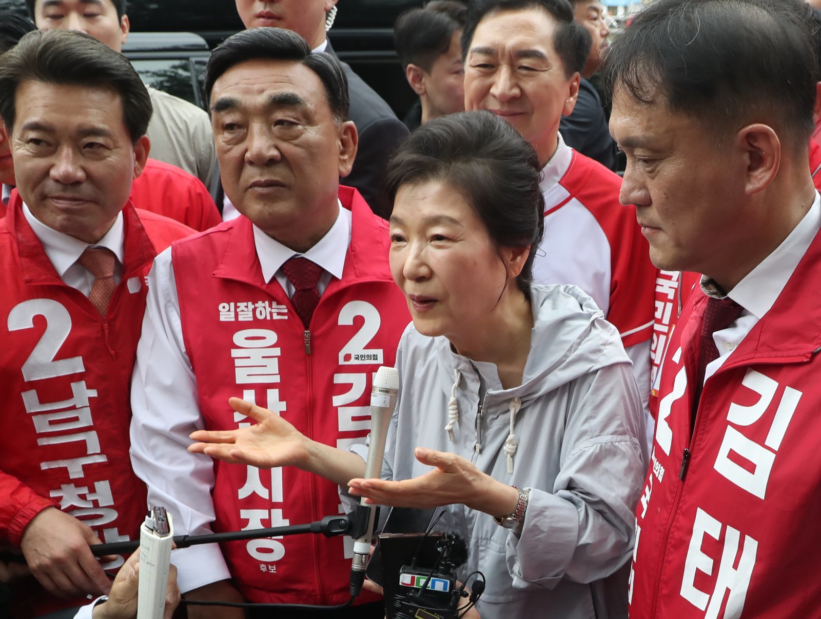 박근혜 전 대통령이 27일 울산 남구 신정시장을 방문해 6·3 지방선거 국민의힘 후보 지원을 호소하고 있다. 2026.5.27 뉴스1