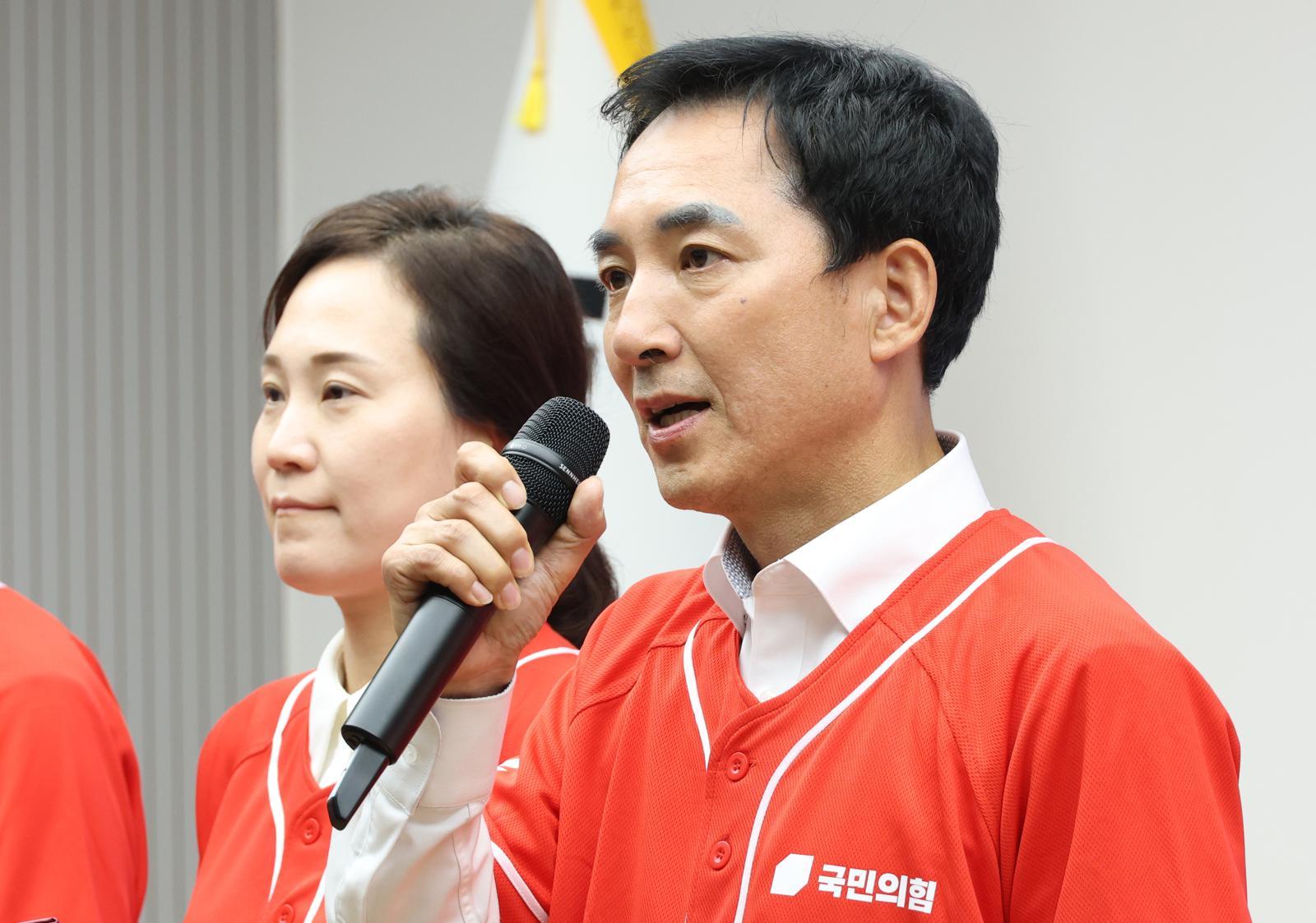 부산 북갑 국회의원 보궐선거에 출마한 국민의힘 박민식 후보가 13일 서울 여의도 중앙당사에서 열린 국민무시 심판 공소취소 저지 국민선거대책위원회 출범식에서 인사말을 하고 있다. 뉴스1