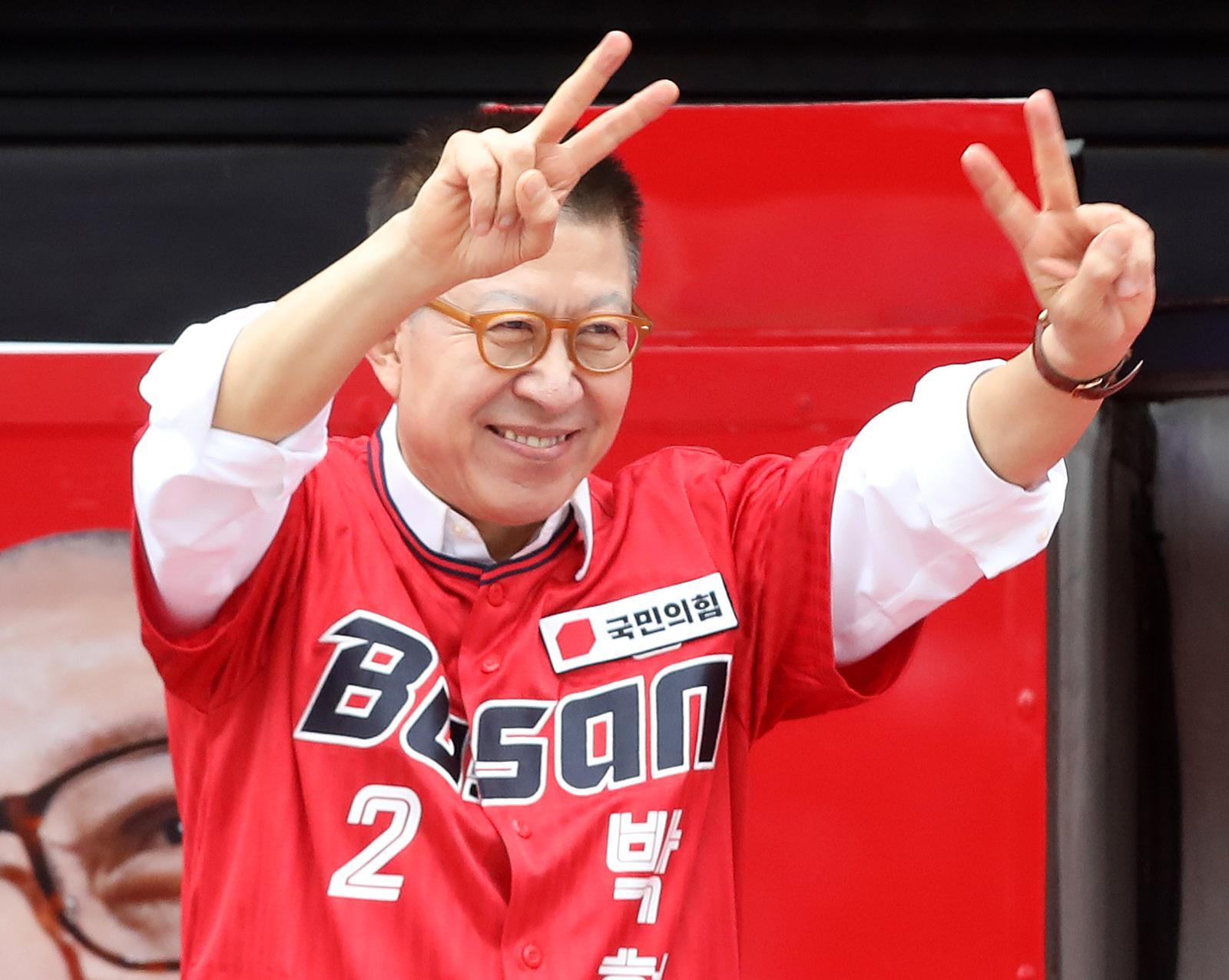 박형준 국민의힘 부산시장 후보가 6·3 지방선거 및 국회의원 재보궐선거 공식 선거운동 첫날인 21일 오후 부산 동구 부산역 광장에서 열린 부산승리 합동 출정식에서 유세차에 올라 유권자들에게 지지를 호소하고 있다. 2026.5.21.뉴스1