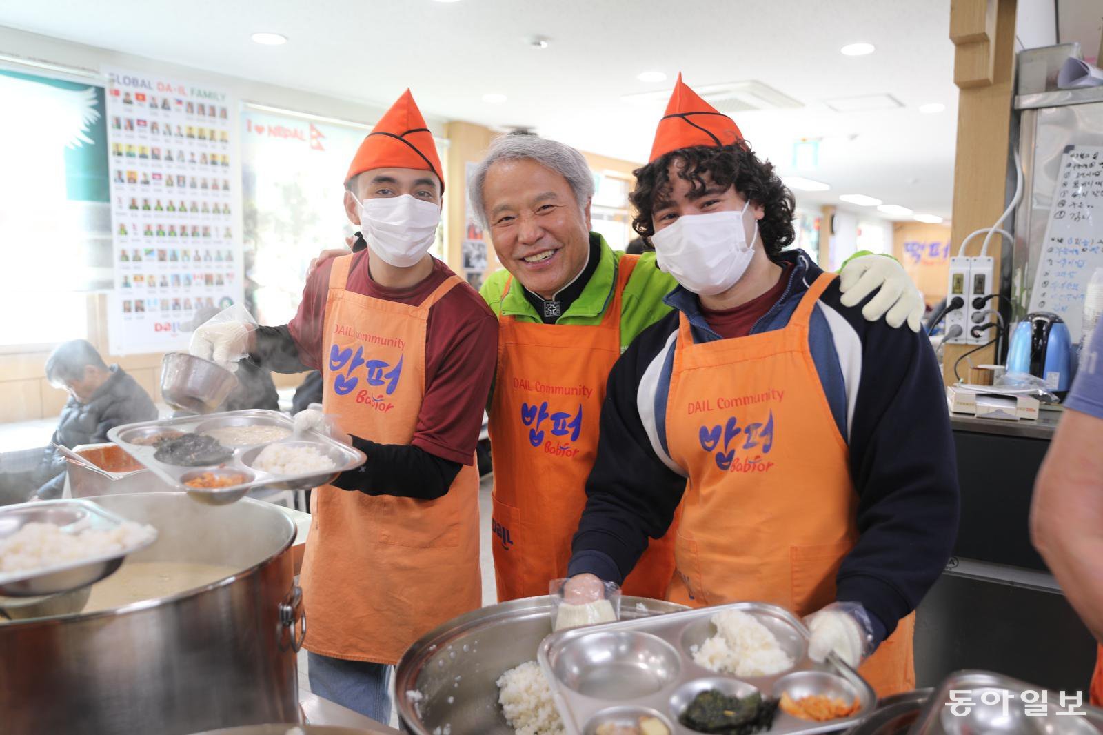 ‘밥퍼’에서 자원봉사 중인 외국인들. 최일도 목사는 “홍콩에서 학생 400여 명이 한국 수학여행 중에 자원봉사를 하러 오고 싶다고 한 적이 있는데, 도저히 수용 공간이 안돼 봉사를 할 수 없었다”라며 “외국인들의 한국 문화에 대한 관심이 밥퍼 같은 한국식 나눔 문화까지 이를 줄은 정말 몰랐다”라고 말했다. 다일공동체 제공