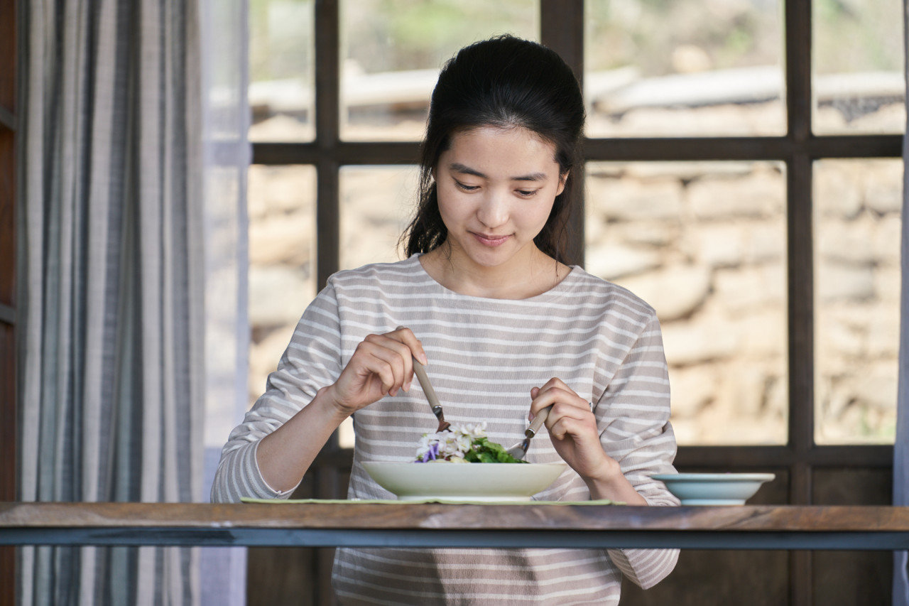 영화 ‘리틀 포레스트’에서 제철 식재료로 만든 음식을 먹는 혜원(김태리).  아침 식사는 뇌와 대사에 방향성을 부여한다. 빵, 주스 대신 단백질, 채소, 아몬드 등을 먹는게 중요한 이유다. 플러스엠 엔터테인먼트 제공