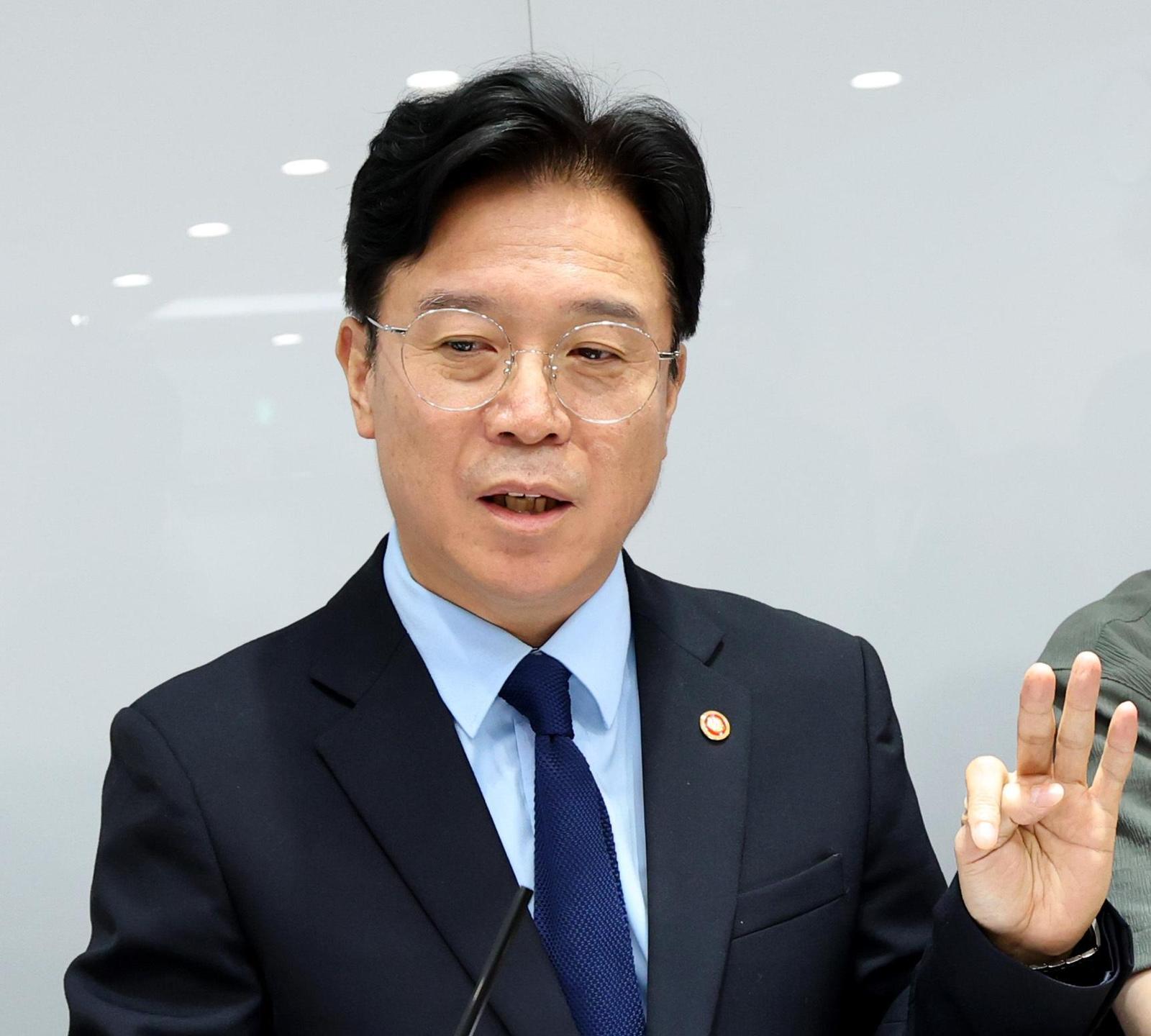 노동장관 “대기업 초과이윤 재분배 논의해야… ‘한국형 사회연대임금’ 모색”