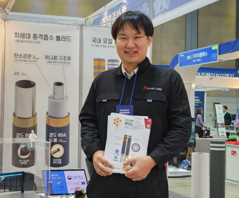 ‘벌집 구조’ 보도말뚝의 힘… 사람 부딪히면 충격 완화, 차량엔 ‘철벽’