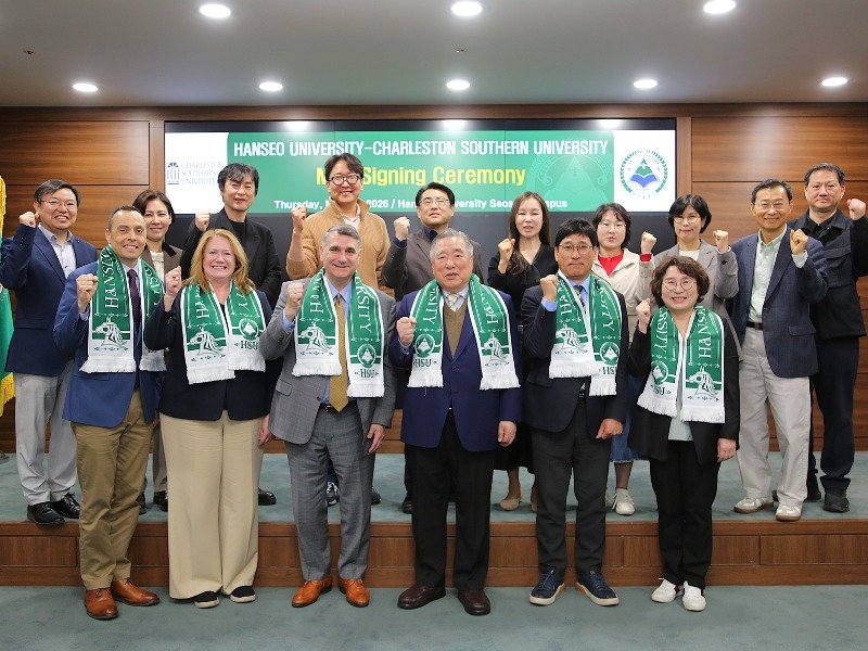 함 총장(왼쪽)과 키스 B. 포크너 미국 찰스턴남부대학교(CSU) 총장이 한서대에서 글로벌 항공 우주·디자인 융합교육 협력에 관한 협약을 맺고 있다. 한서대 제공