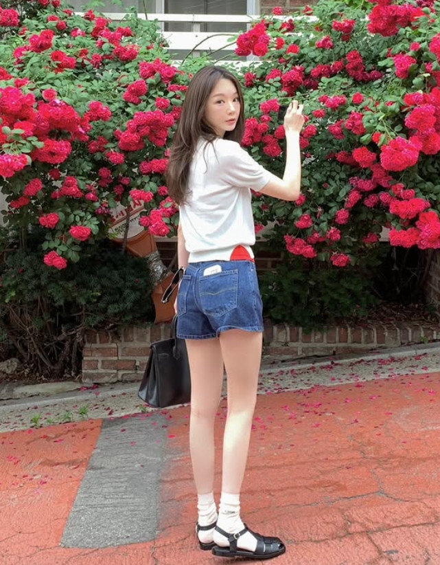 강민경, 꽃보다 더 빛나는 미모…극세사 다리 ‘눈길’