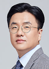 [전문의 칼럼]고령층 독감 예방, 접종률보다 고용량 백신 투자에 달렸다