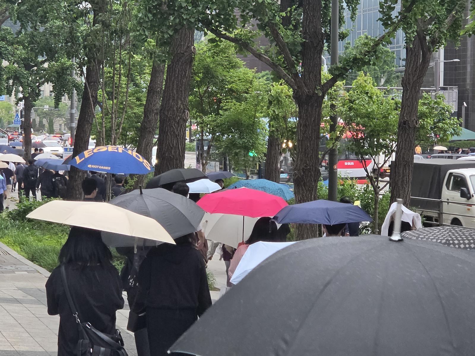 “출근길 우산 챙기세요” 오후까지 전국 곳곳 비