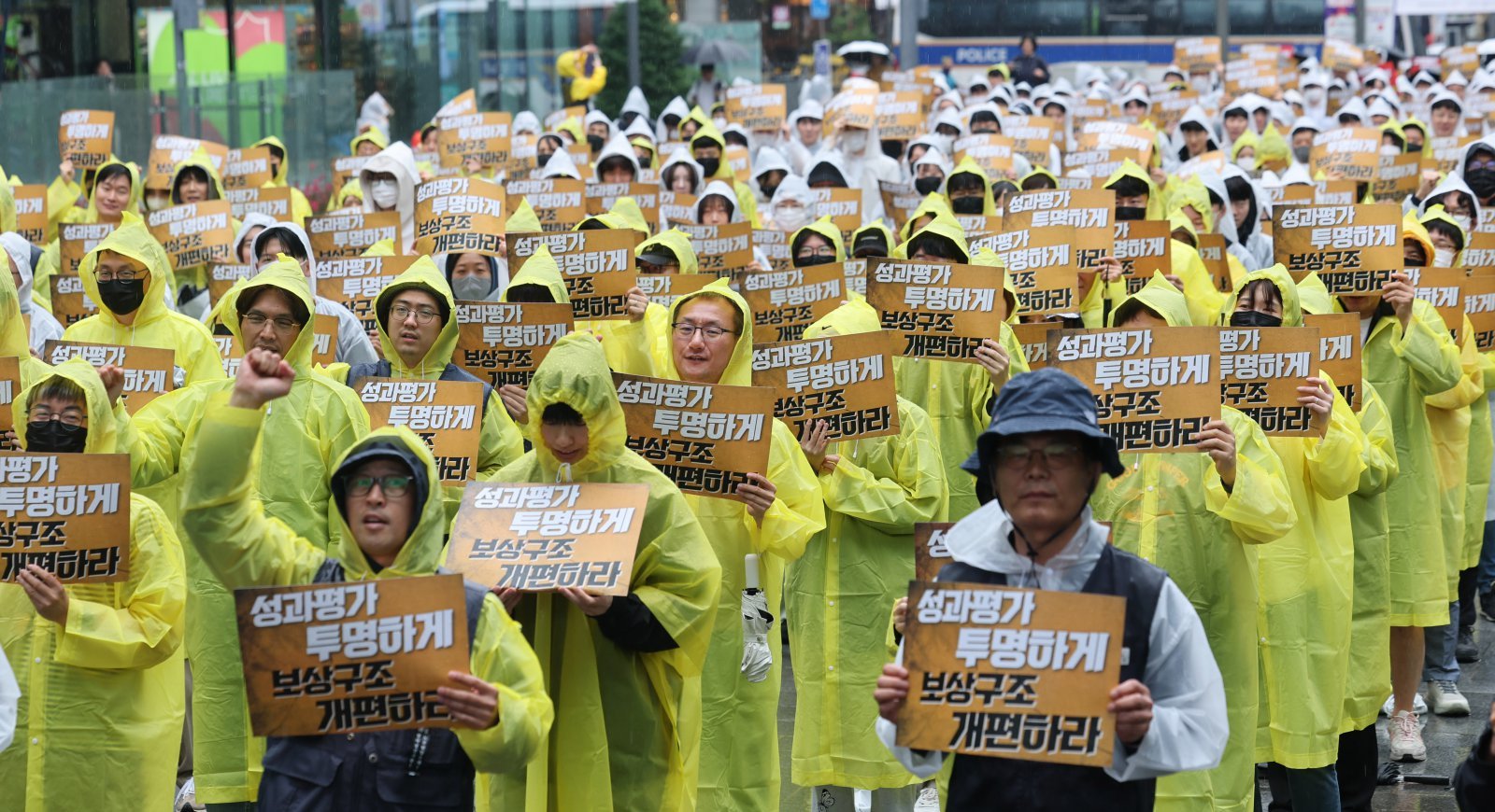 전국화학섬유식품산업노동조합 카카오지회(크루유니언) 조합원들이 20일 경기 성남시 판교역 광장에서 열린 결의대회에서 구호를 외치고 있다. 카카오 노동조합은 임금교섭 결렬의 책임을 경영진에 묻겠다며 대규모 결의대회를 진행했다. 2026.5.20 ⓒ 뉴스1
