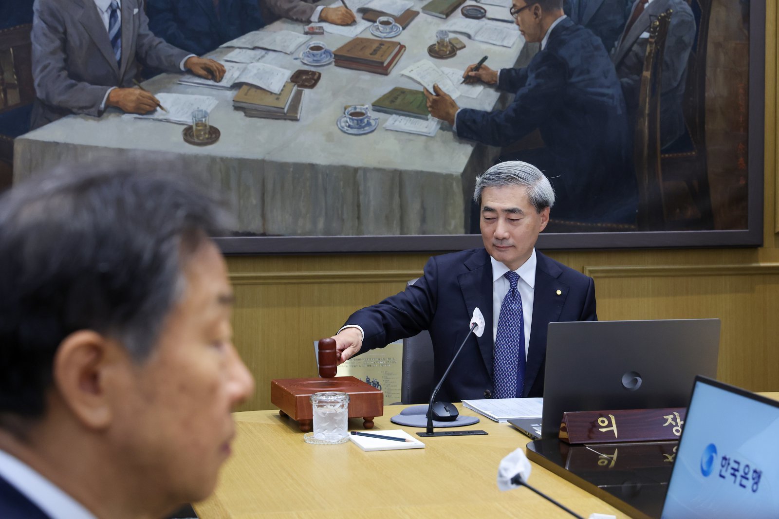 신현송 한국은행 총재가 28일 오전 서울 중구 한국은행에서 열린 금융통화위원회 본회의에 참석해 의사봉을 두드리고 있다. 2026.05.28 사진공동취재단