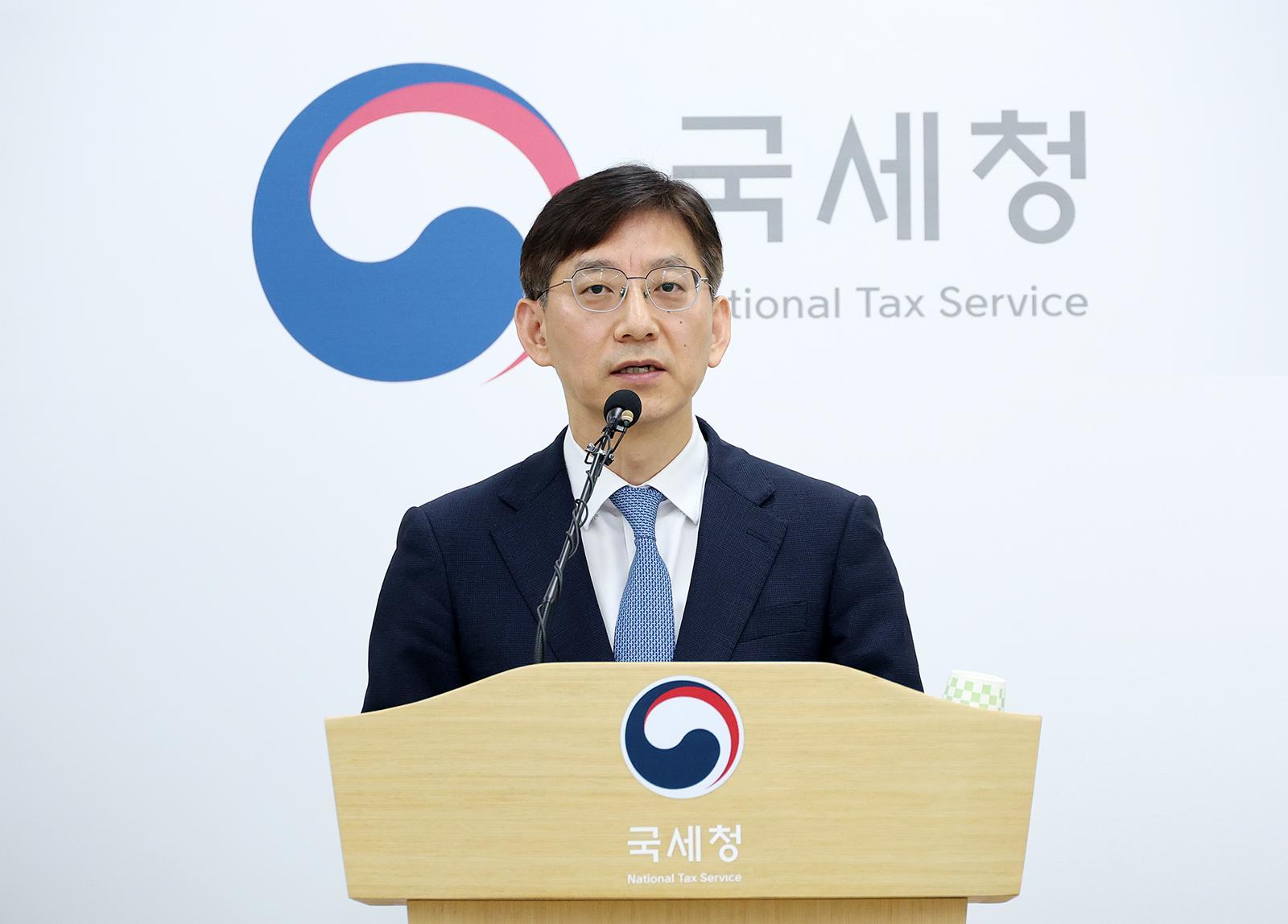 안덕수 국세청 조사국장이 28일 정부세종청사에서 법인소유 슈퍼카의 사적 사용 혐의에 대한 세무조사 내용을 발표하고 있다. 국세청 제공