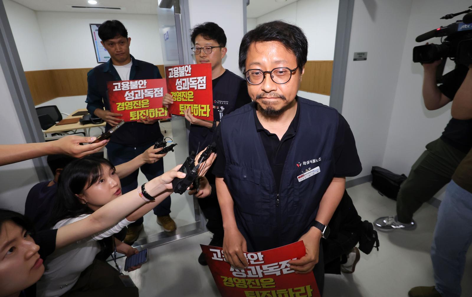 서승욱 카카오지회 지회장이 27일 경기 수원시 영통구 경기지방노동위원회에서 열린 카카오 노사 2차 조정회의에 참석하고 있다. 이날 열린 2차 조정회의 결과에 따라 카카오를 포함한 법인 5곳이 모두 파업을 선언할 경우, 각 법인의 사상 첫 파업과 동시에 창사 이래 첫 공동 파업이 된다. 뉴스1