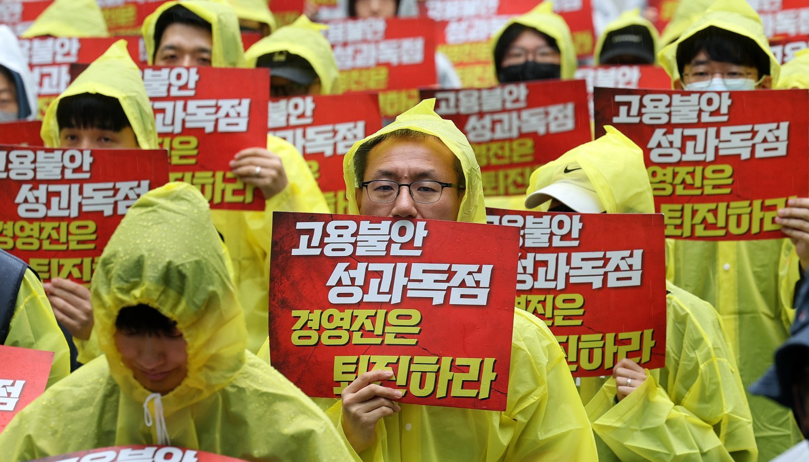 전국화학섬유식품산업노동조합 카카오지회(크루유니언) 조합원들이 20일 경기 성남시 판교역 광장에서 열린 결의대회에서 고용 안정 보장 등을 촉구하고 있다. 카카오 노동조합은 임금교섭 결렬의 책임을 경영진에 묻겠다며 대규모 결의대회를 진행했다. 뉴스1