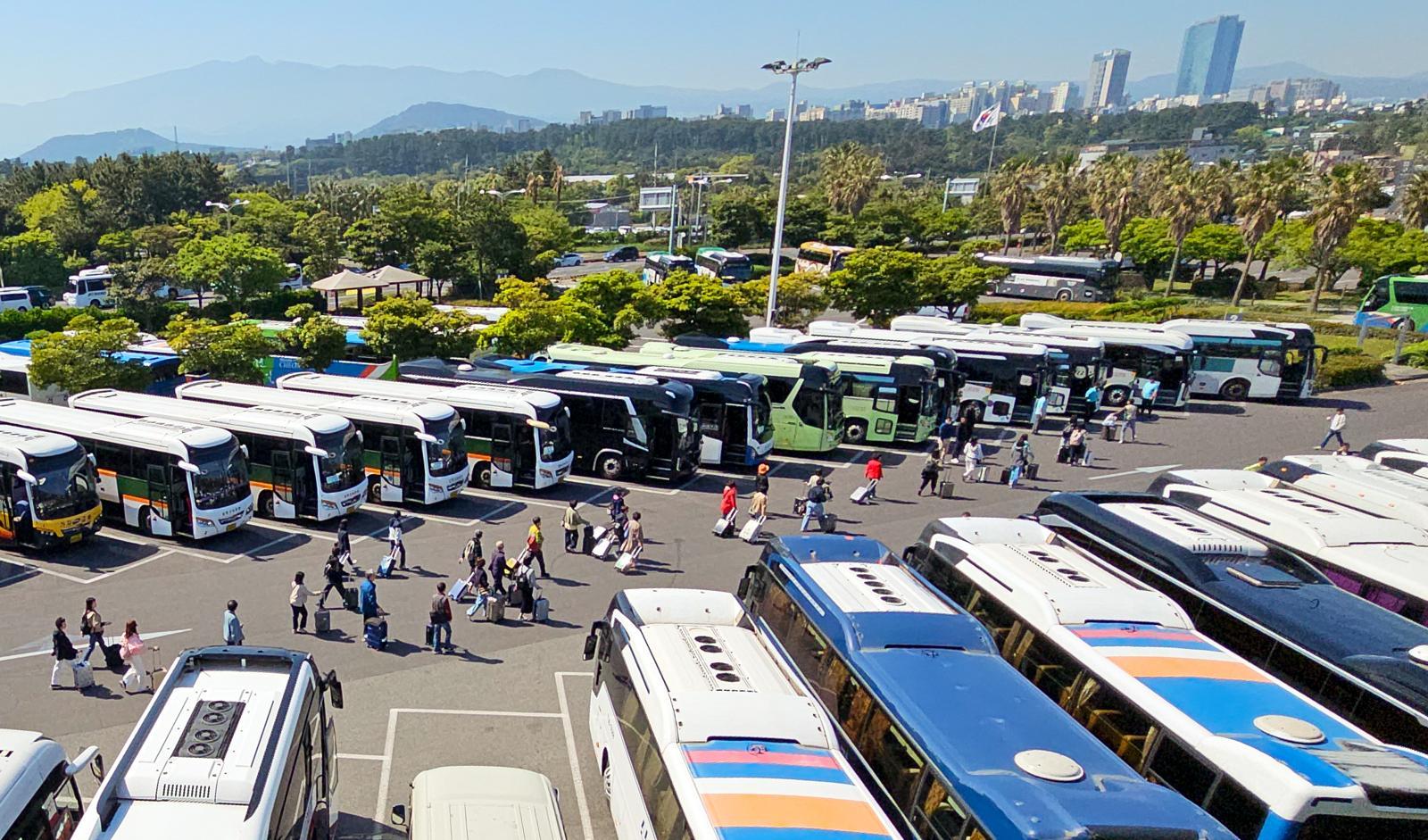 맑은 날씨를 보인 29일 오전 제주국제공항 버스 전용 주차장에 수학여행단 학생들을 기다리는 전세버스가 빼곡히 주차돼 있다. 2025.04.29 제주=뉴시스