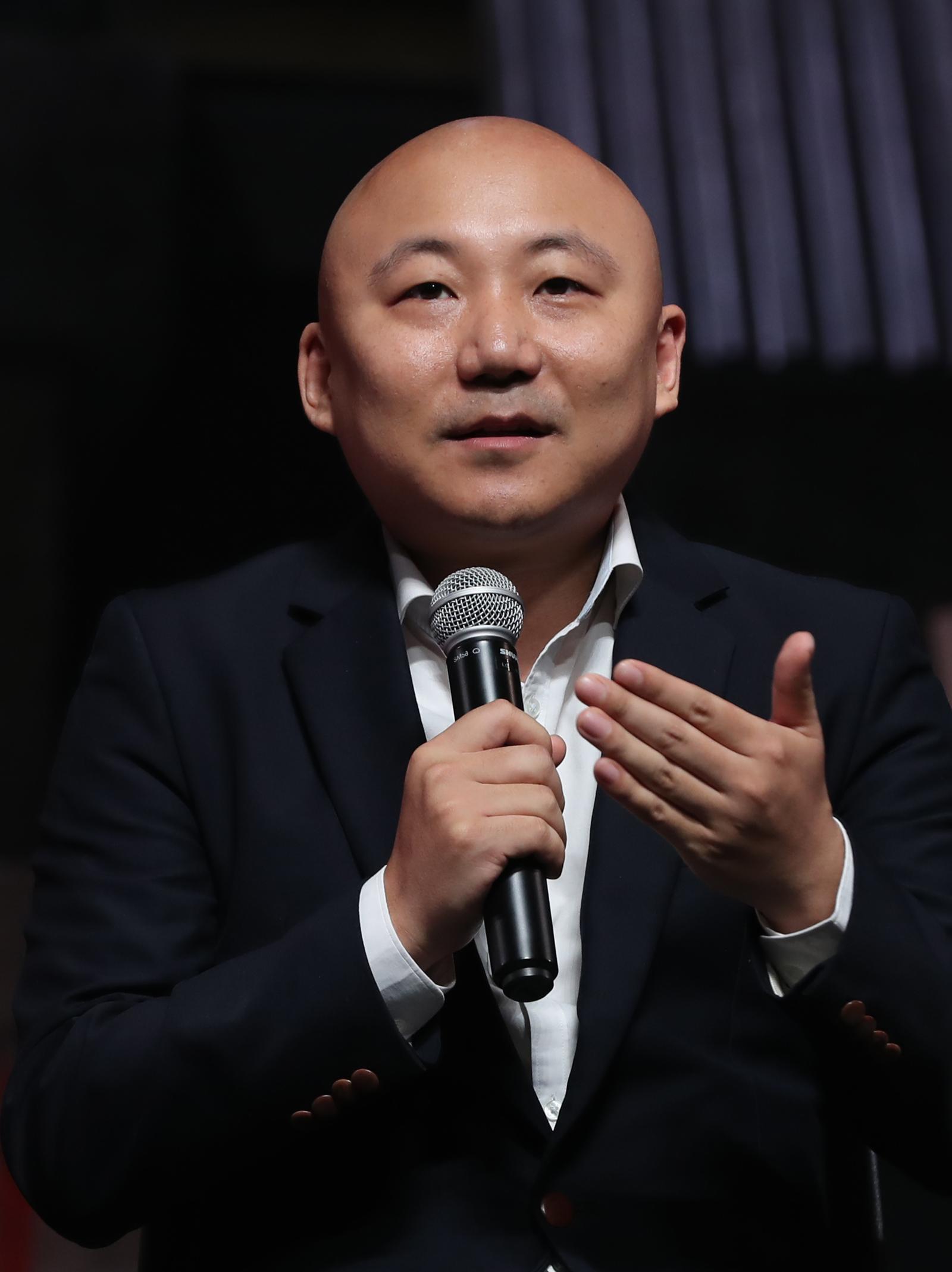창작가무극 ‘신과 함께-이승편’ 언론시연회가 열린 21일 오후 서울 역삼동 LG아트센터에서 원작자 주호민이 질문에 답하고 있다. ‘신과 함께-이승편’은 21일부터 29일까지 LG아트센터에서 공연한다. 2019.06.21. 【서울=뉴시스】