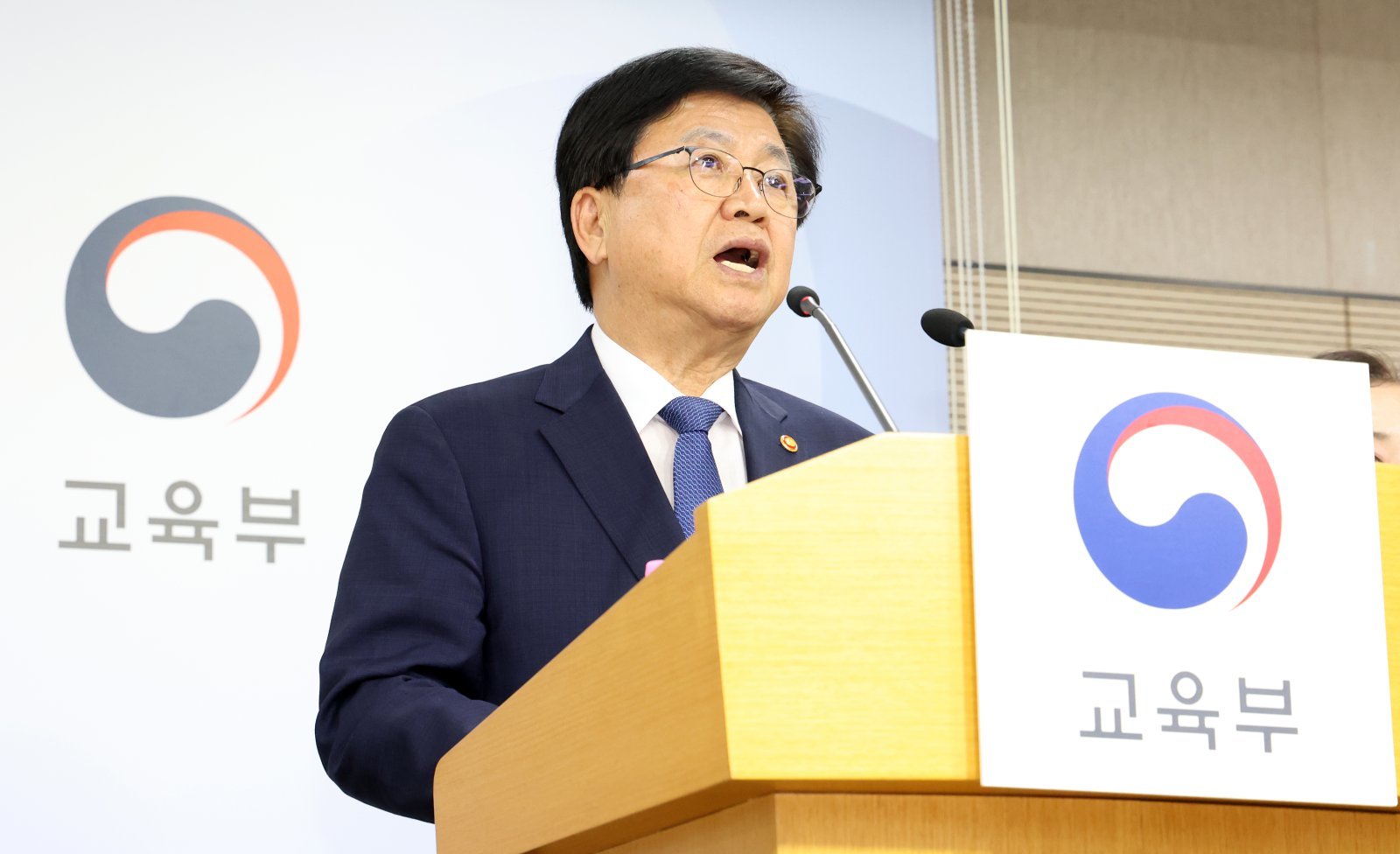 최교진 교육부 장관이 28일 세종시 정부세종청사에서 현장체험학습 지원 방안을 발표하고 있다. 2026.05.28 세종=뉴시스