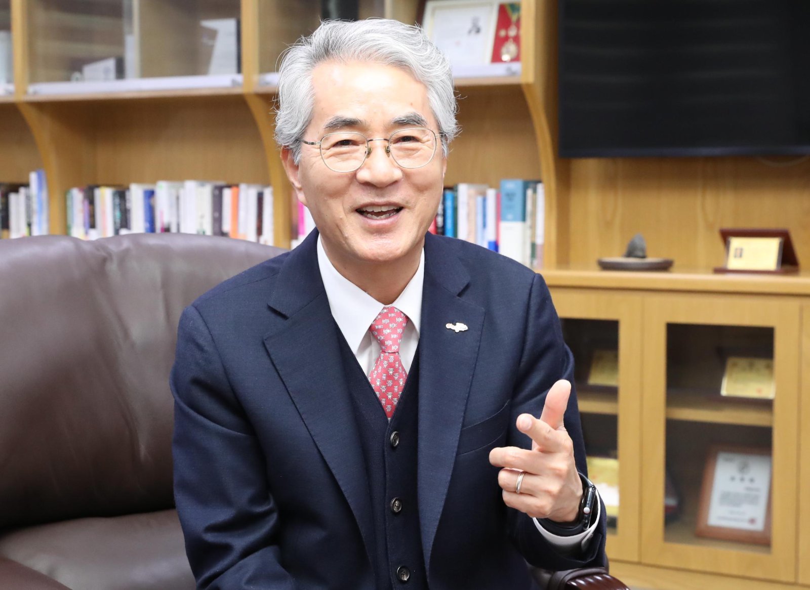 박종훈 경남도교육감이 15일 경남 창원시 도교육청 집무실에서 동아일보와 인터뷰를 하고 있다. 박 교육감은 “차기 교육감은 학생들의 교육 격차 해소를 위해 더욱 노력해달라고 주문하고 싶다”고 말했다. 경남도교육청 제공