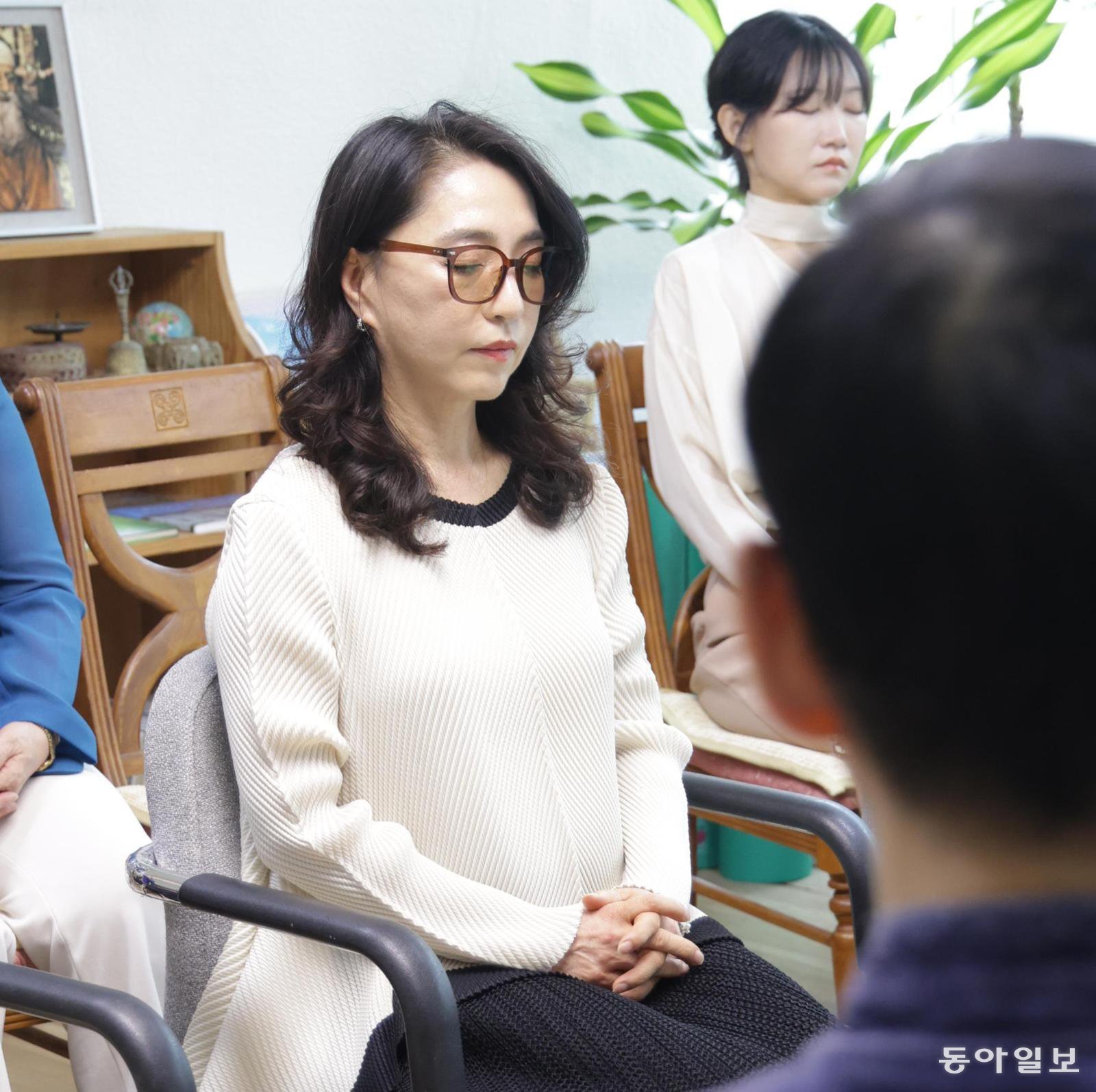 김정민 씨가 서울 강동구 상암로 한국초월명상원에서 명상하고 있다. 극심한 정신적 스트레스에 시달렸던 김 씨는 2024년 2월 초월명상을 시작해 무너진 몸과 마음을 다시 세우고 건강한 삶을 만들어 가고 있다. 변영욱 기자 cut@donga.com