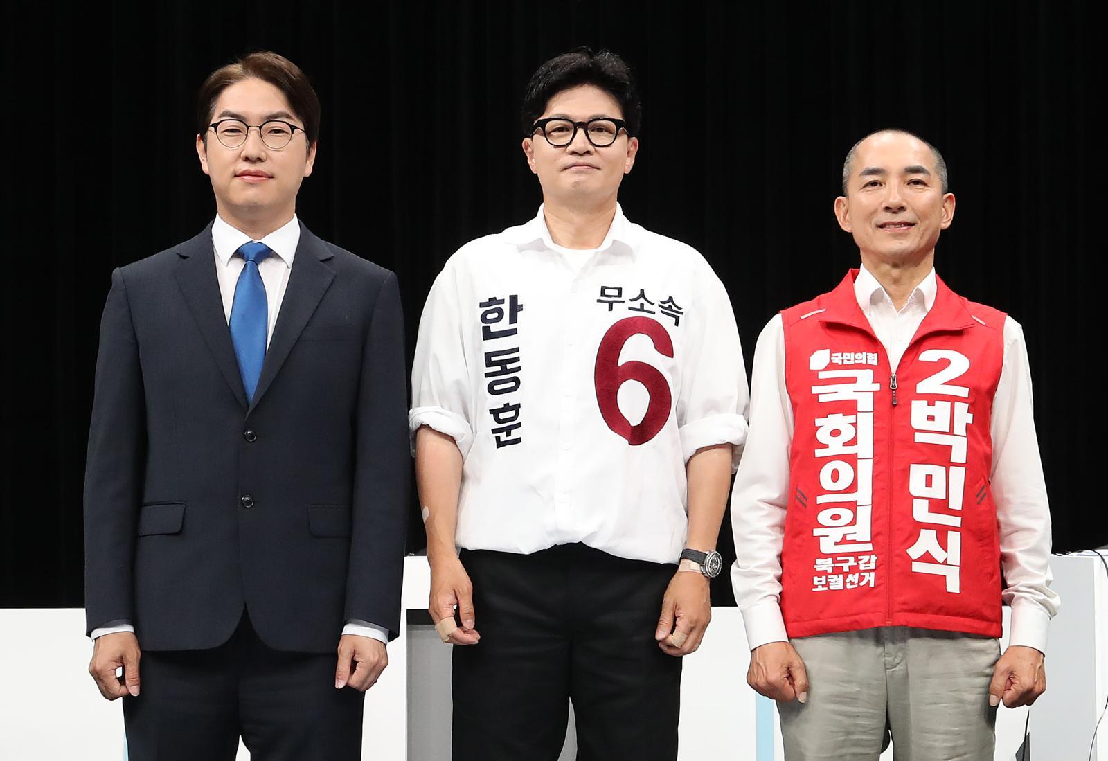 하정우 더불어민주당 부산 북구갑 국회의원 후보(왼쪽부터), 한동훈 무소속 부산 북구갑 국회의원 후보, 박민식 국민의힘 부산 북구갑 국회의원 후보가 28일 오후 부산 동구 부산MBC에서 열린 북구갑 국회의원 보궐선거 토론회에서 앞서 기념촬영을 하고 있다. 2026.5.28. 뉴스1
