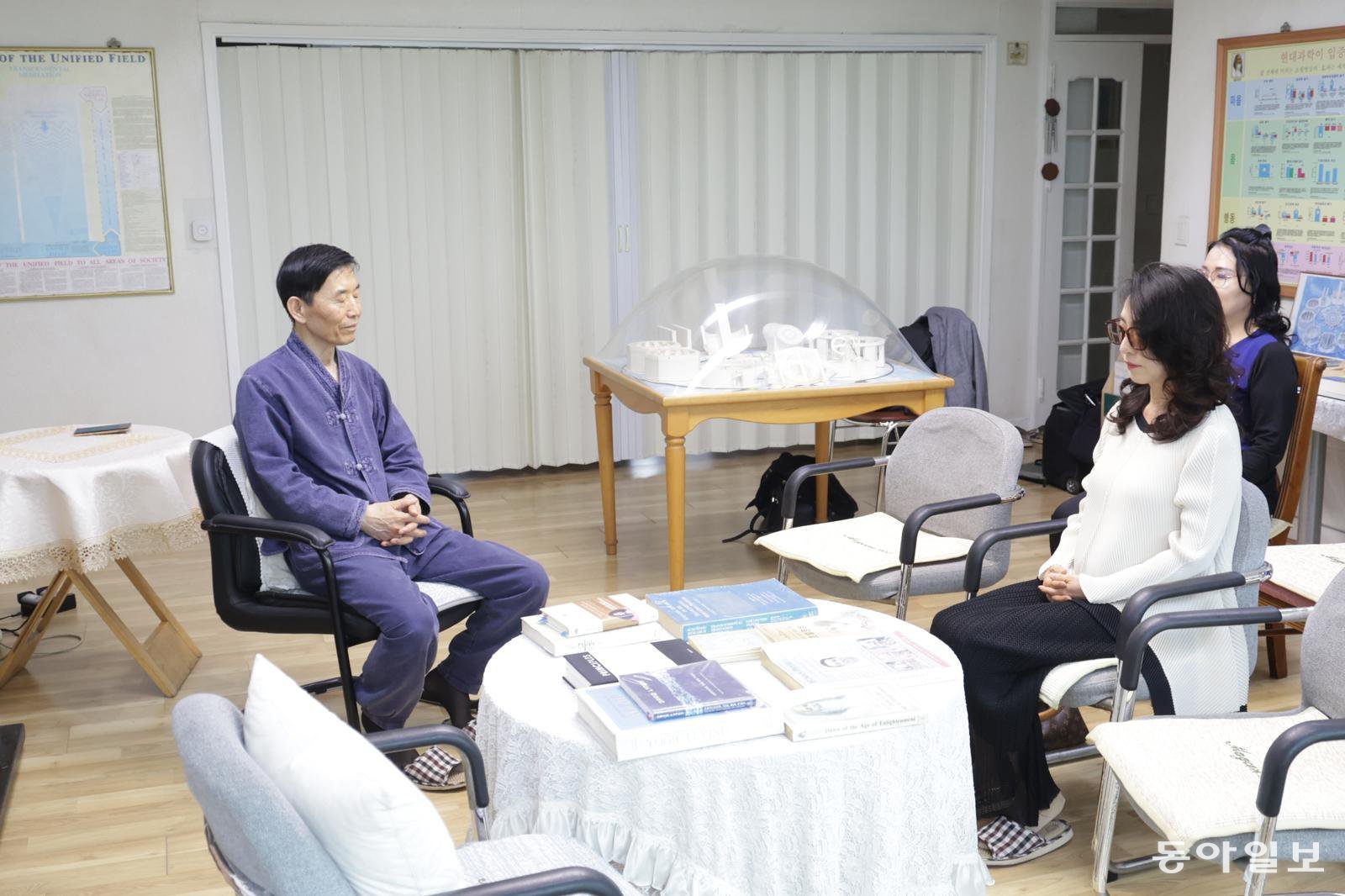 김정민 씨(오른쪽)가 서울 강동구 상암로 한국초월명상원에서 이원근 원장과 함께 명상하고 있다. 변영욱 기자 cut@donga.com