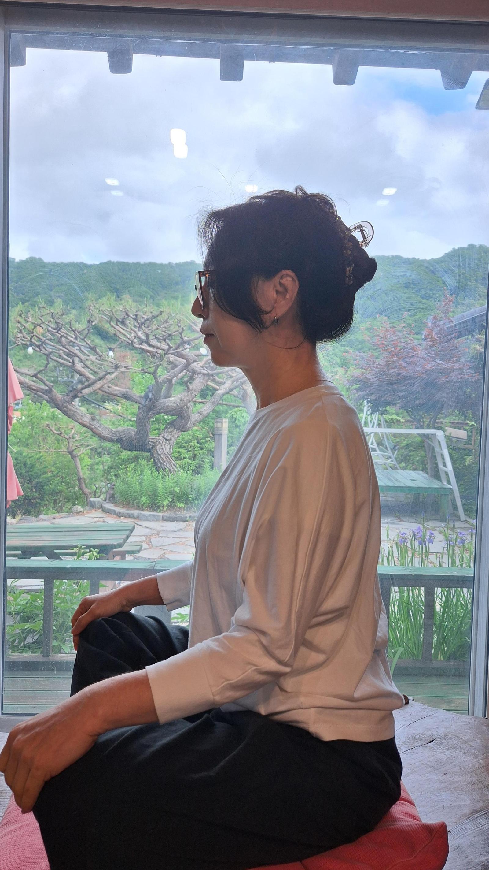 김정민 씨가 경기 남양주 수동 한옥에서 명상하고 있다. 김정민 씨 제공