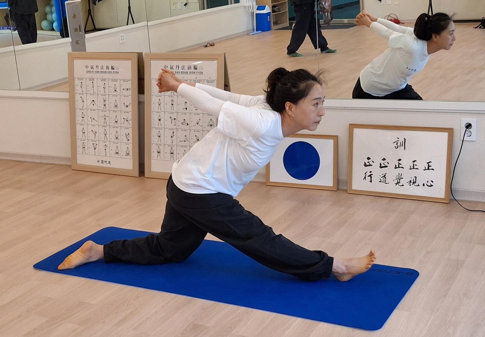 김정민 씨가 경기도 남양주 수동 집 근처 문화센터에서 국선도를 하고 있다. 김정민 씨 제공