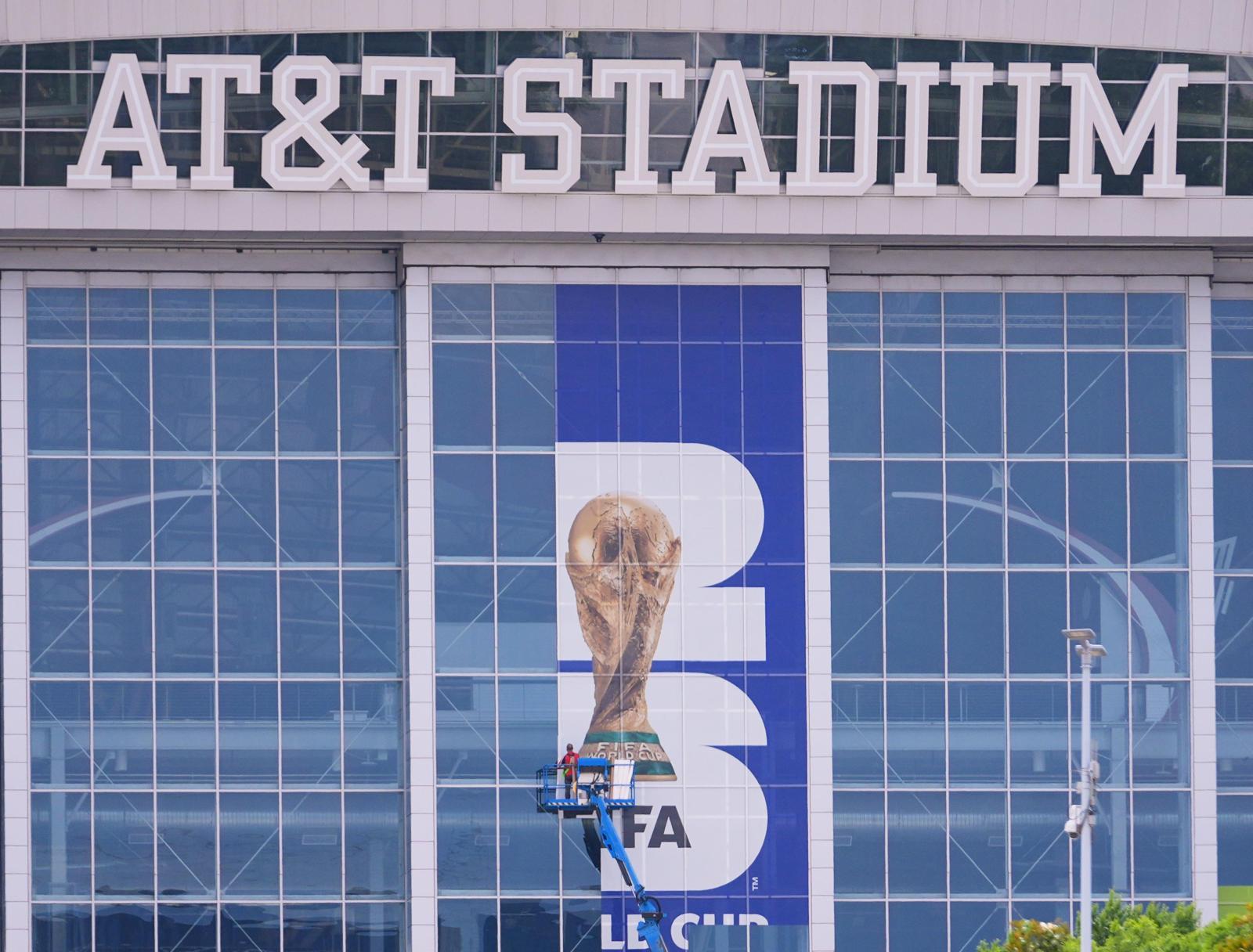 미국 텍사스주 알링턴 AT&T 스타디움 외벽에 2026 북중미 월드컵 사이니지가 설치되고 있다. 알링턴=AP 뉴시스