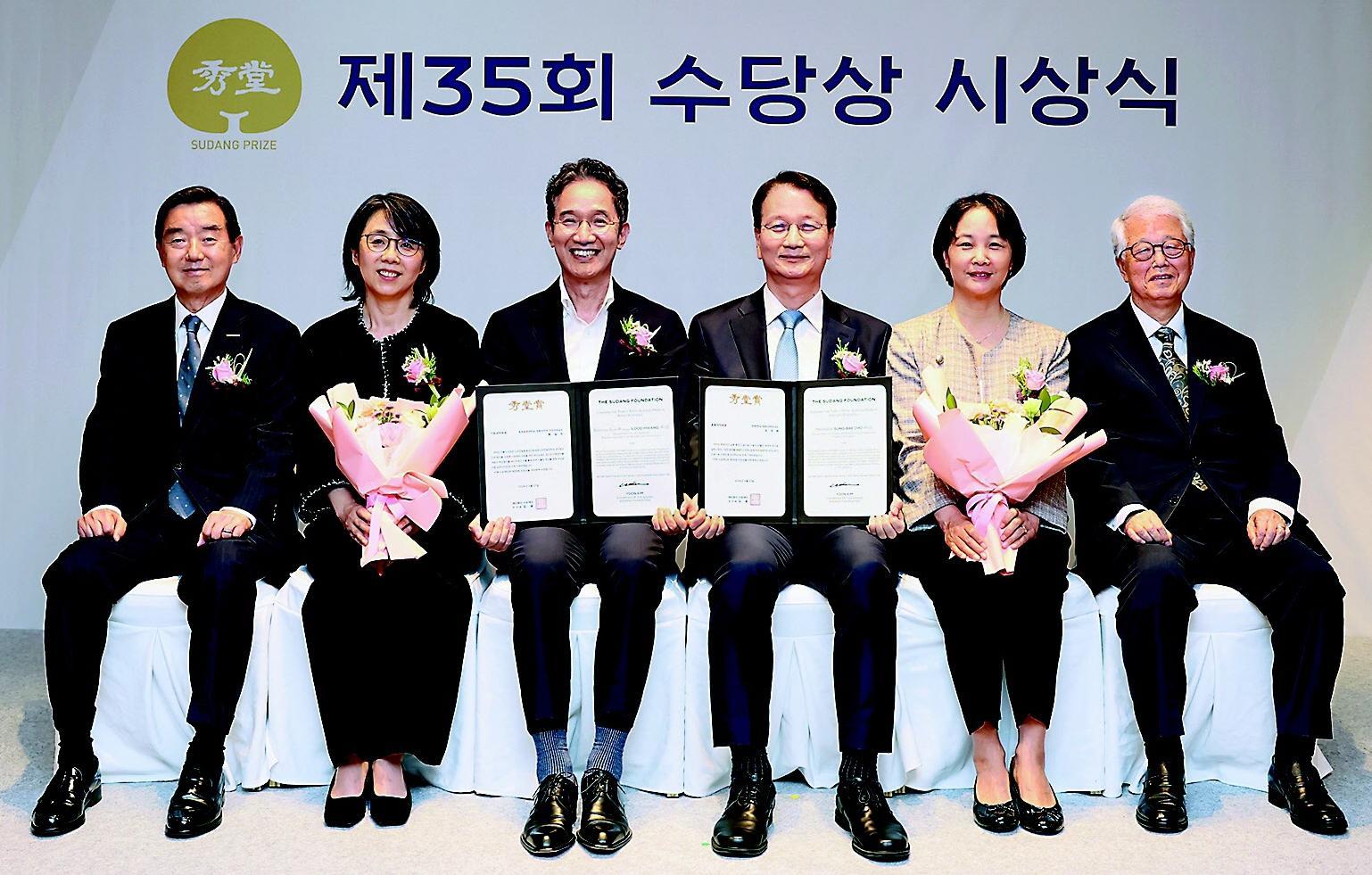 삼양그룹 수당재단이 27일 서울 중구 소공동 롯데호텔에서 제35회 수당상 시상식을 열었다. 왼쪽부터 김윤 수당재단 이사장, 황일두 포항공대 석천석좌교수 내외, 조성배 연세대학교 교수 내외, 진정일 수당상 운영위원장. 삼양그룹 제공