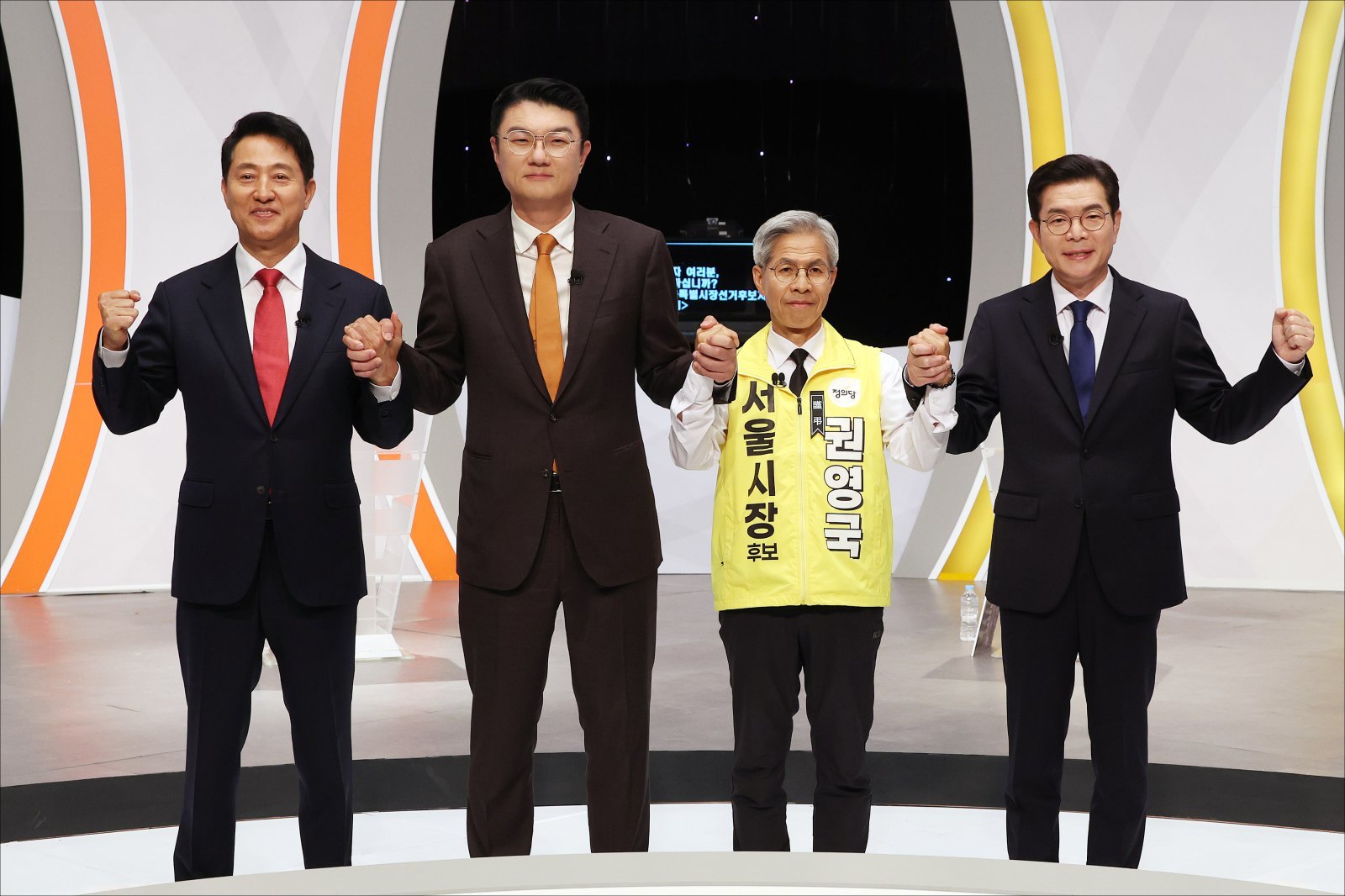 오세훈 국민의힘 서울시장 후보, 김정철 개혁신당 서울시장 후보, 권영국 정의당 서울시장 후보, 정원오 더불어민주당 서울시장 후보가 28일 오후 서울 마포구 SBS프리즘타워에서 열린 2026 서울특별시장선거 후보자 토론회 시작 전 기념촬영을 위해 포즈를 취하고 있다. (공동취재) 2026.5.28