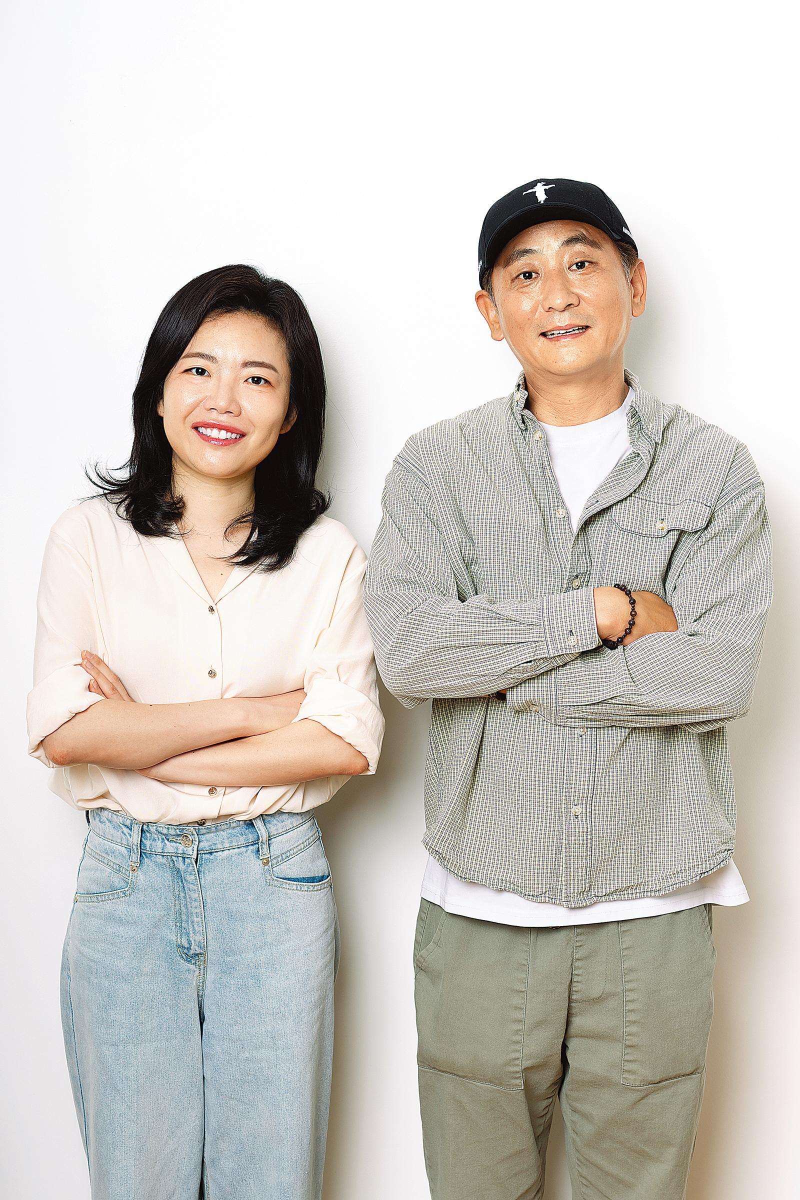 ‘이춘재 연쇄살인 사건’을 모티브로 한 드라마 ‘허수아비’의 박준우 감독(오른쪽)과 이지현 작가. 두 사람은 “드라마가 ‘사이다물’이 아닌 현실을 최대한 반영한 작품이 되도록 노력했다”고 했다. 스튜디오 안자일렌 제공